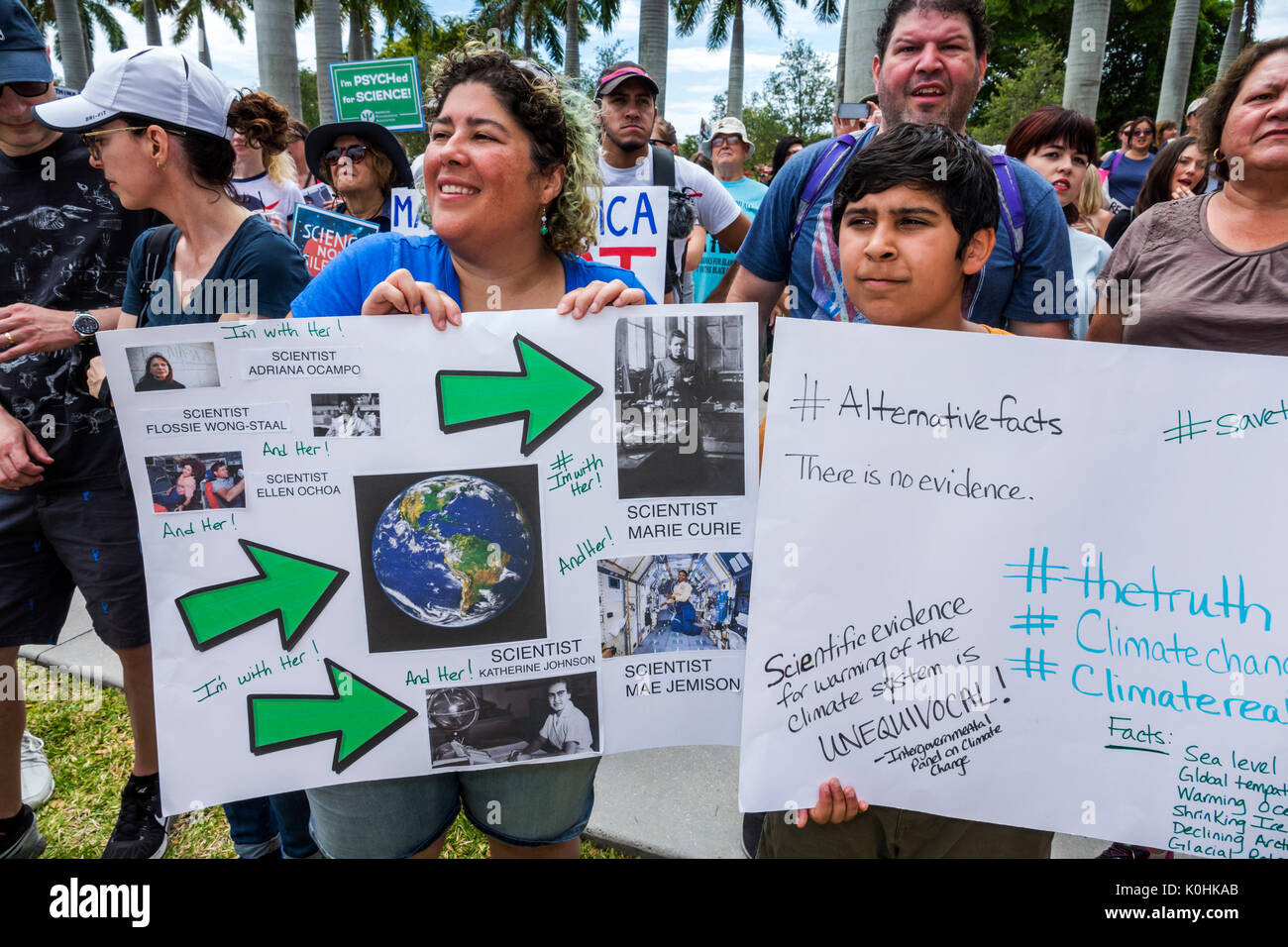 Miami Florida,Museum Park,March for Science,protesta,rally,segno,poster,protesto,ispanico Latino etnia immigrati minoritari minoranza,madre mamma, Foto Stock