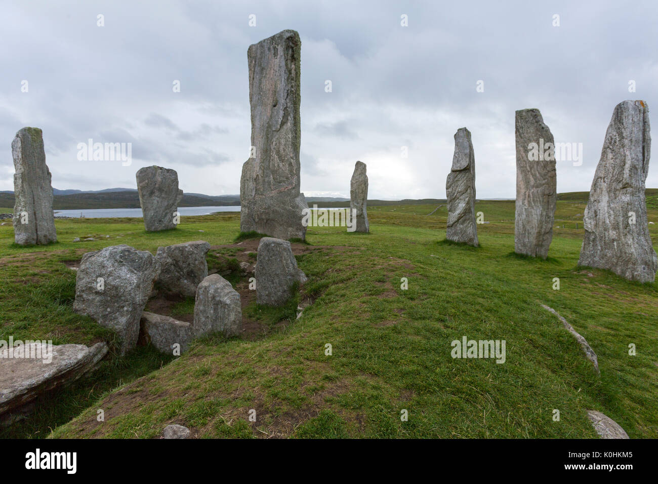 Chambered tomba, Callanish Standing pietre pietre permanente posto in una configurazione a croce con al centro un cerchio di pietra, Callanish, Scotland, Regno Unito Foto Stock