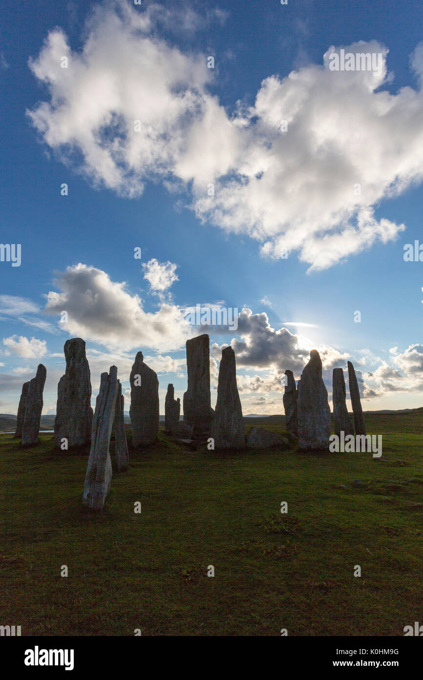 Sun attraverso le pietre, Callanish Standing pietre pietre permanente posto in una configurazione a croce con al centro un cerchio di pietra, Callanish, Scotland, Regno Unito Foto Stock