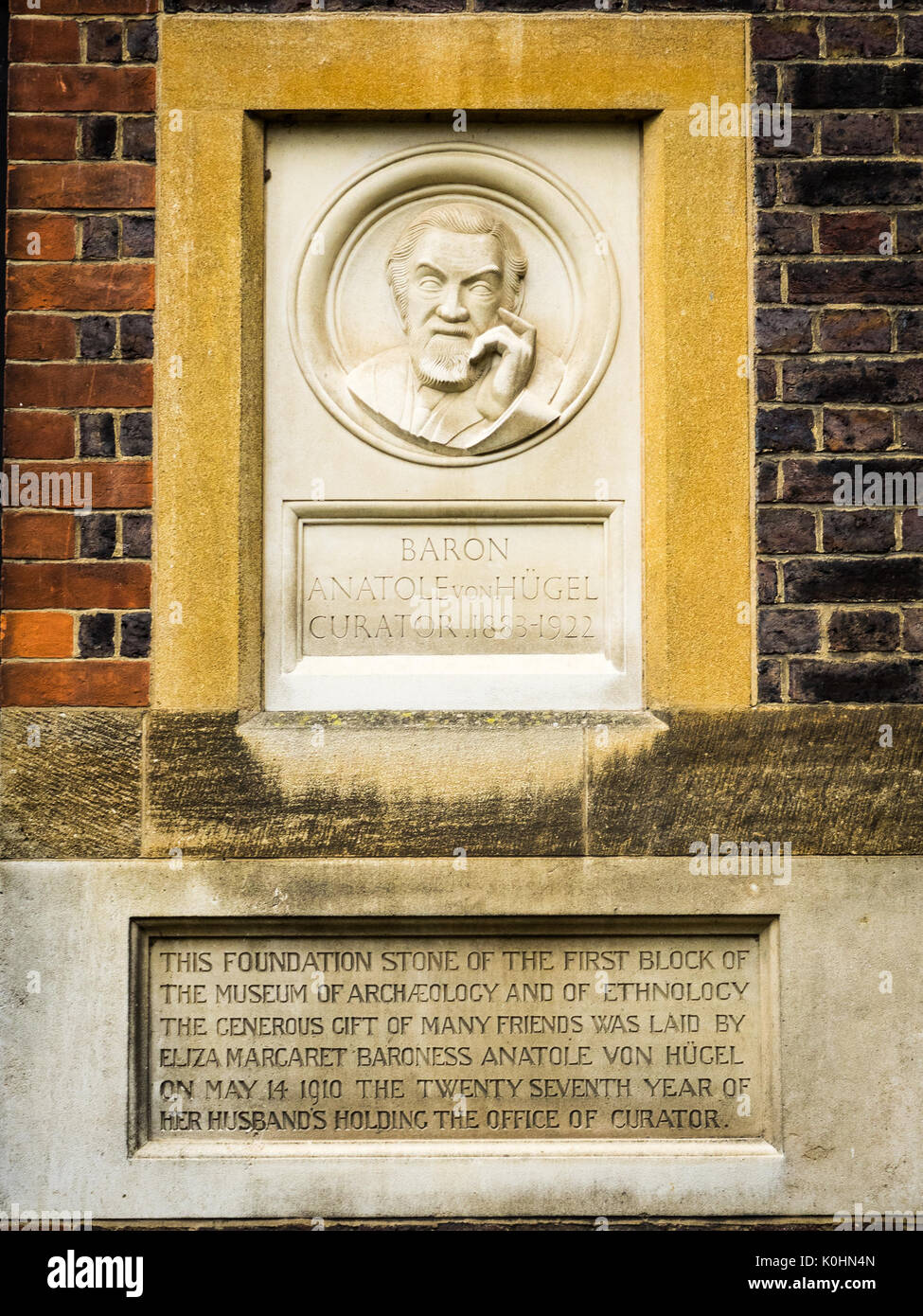 Placca di Anatole von Hugel chi è stato curatore del Museo di Archeologia e Antropologia per 38 anni, aumento dei fondi per la sede corrente Foto Stock