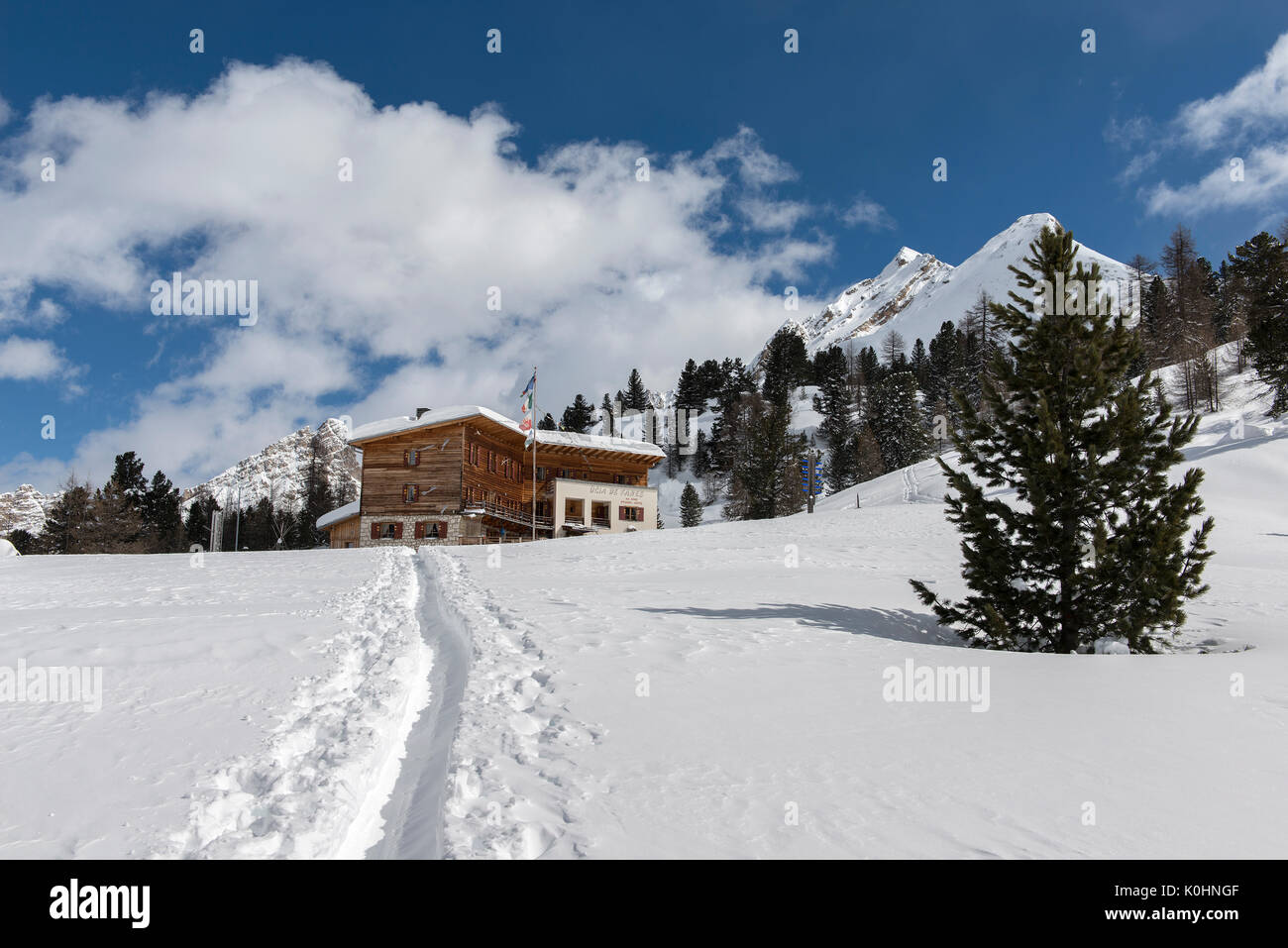 Fanes, Dolomiti, Alto Adige, Italia. Il Rifugio Fanes con il Col Becchei in background Foto Stock