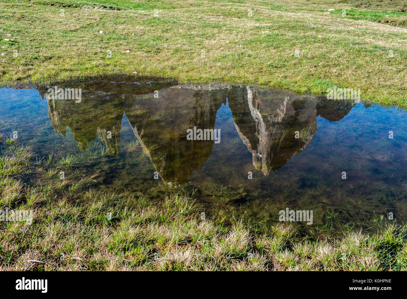 Di Sesto, Dolomiti, Alto Adige, Italia. Le Tre Cime di Lavaredo/Drei Zinnen sono riflesse in un lago Foto Stock