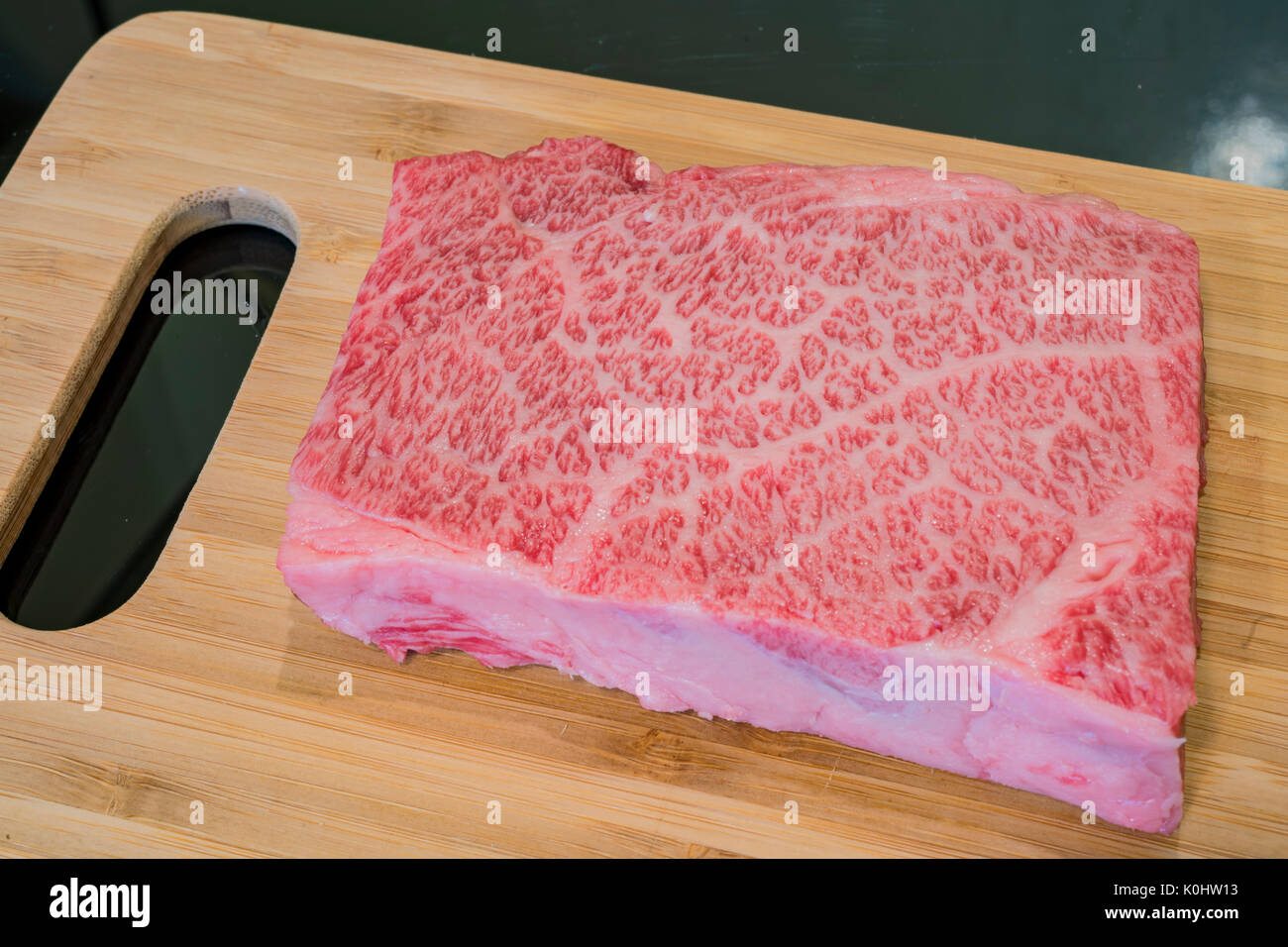 Materie Wagyu carni bovine sedersi sul tagliere, foto ha preso a casa cucina Foto Stock