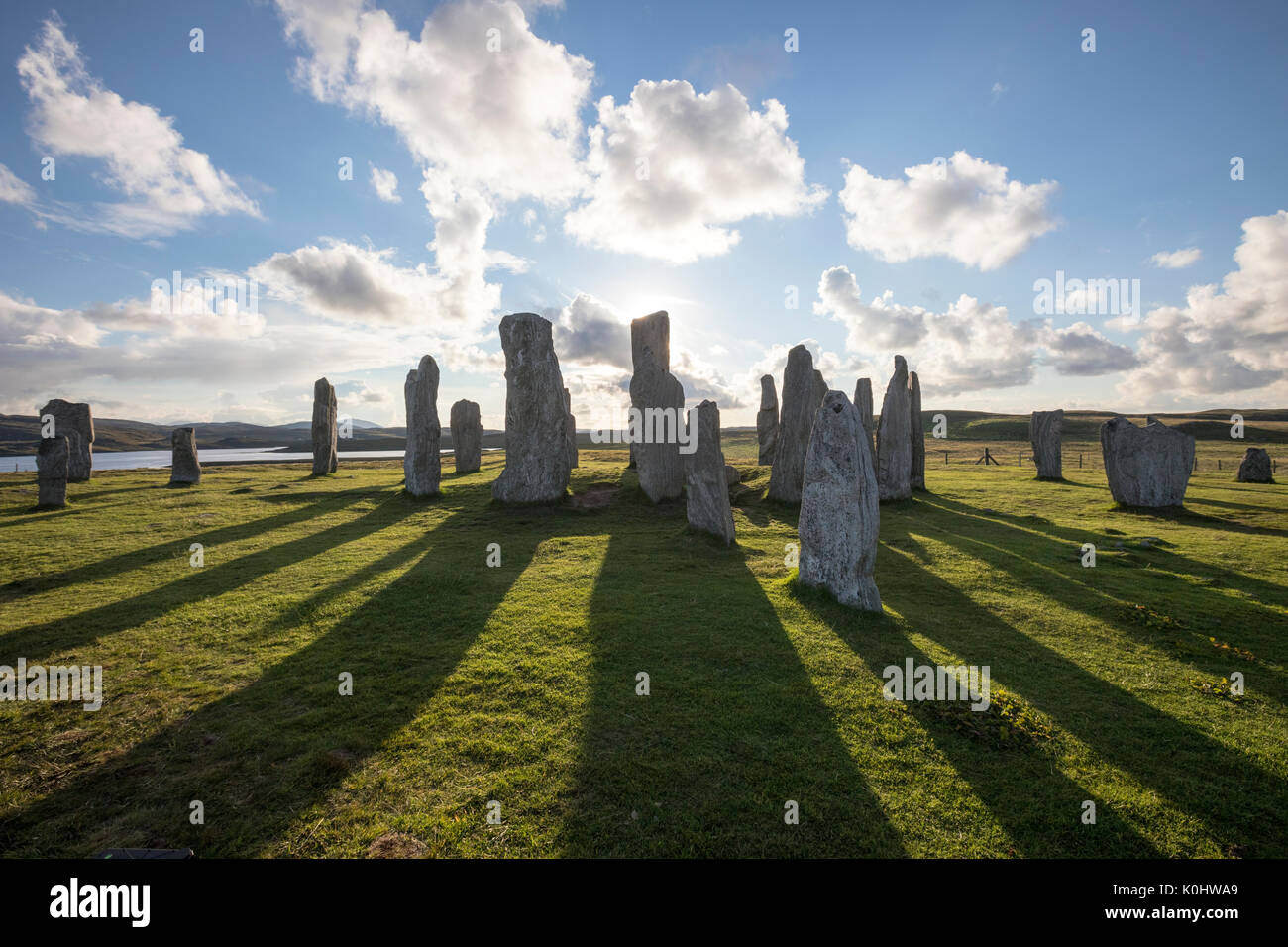 Sun attraverso le pietre, Callanish Standing pietre pietre permanente posto in una configurazione a croce con al centro un cerchio di pietra, Callanish, Scotland, Regno Unito Foto Stock
