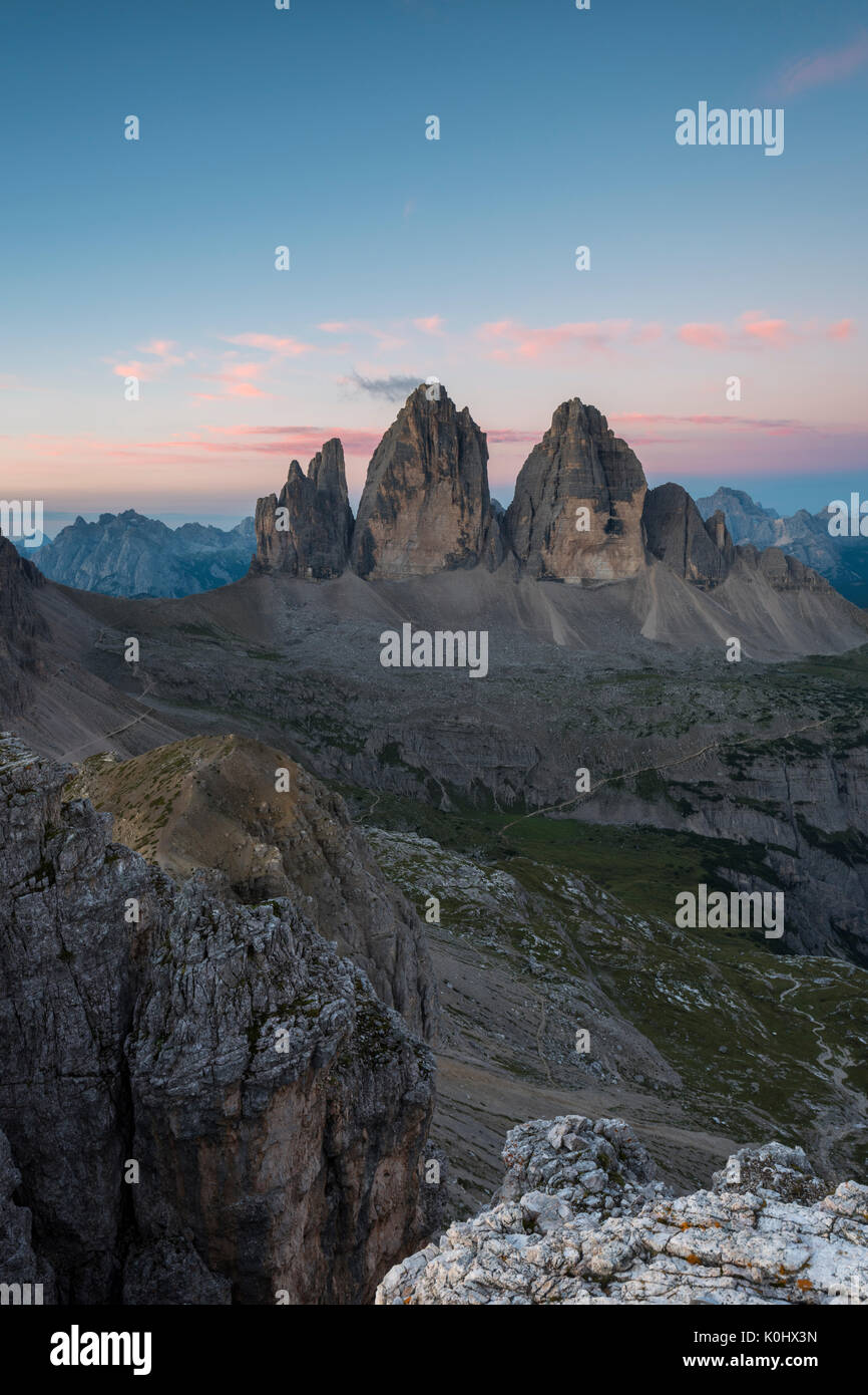 Di Sesto, Dolomiti, Alto Adige, Italia. Dawne oltre le Tre Cime di Lavaredo/Drei Zinnen. Preso dalla cima della Torre di Toblin Toblinger/Knote Foto Stock