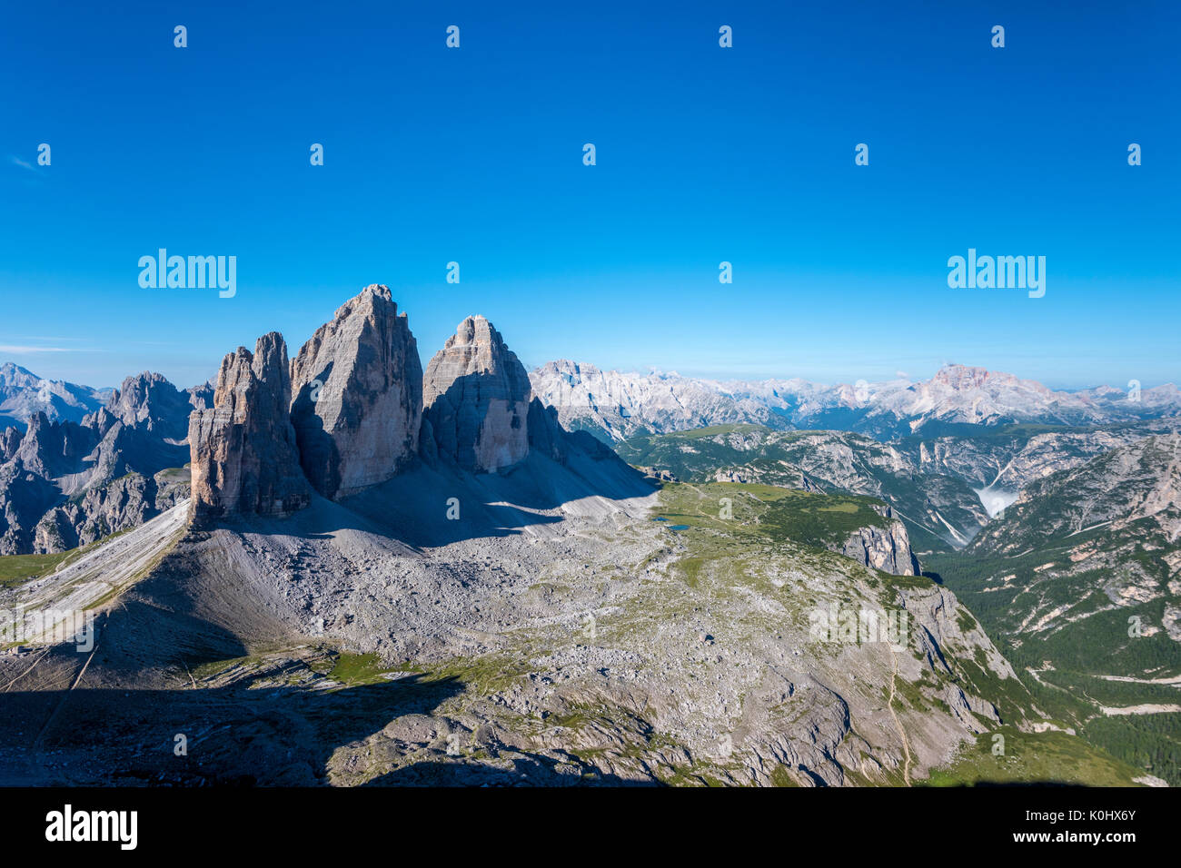 Di Sesto, Dolomiti, Alto Adige, provincia di Bolzano, Italia. Vista dalla cima del Monte Paterno/Paternkofel sulle Tre Cime di Lavaredo/Drei Z Foto Stock