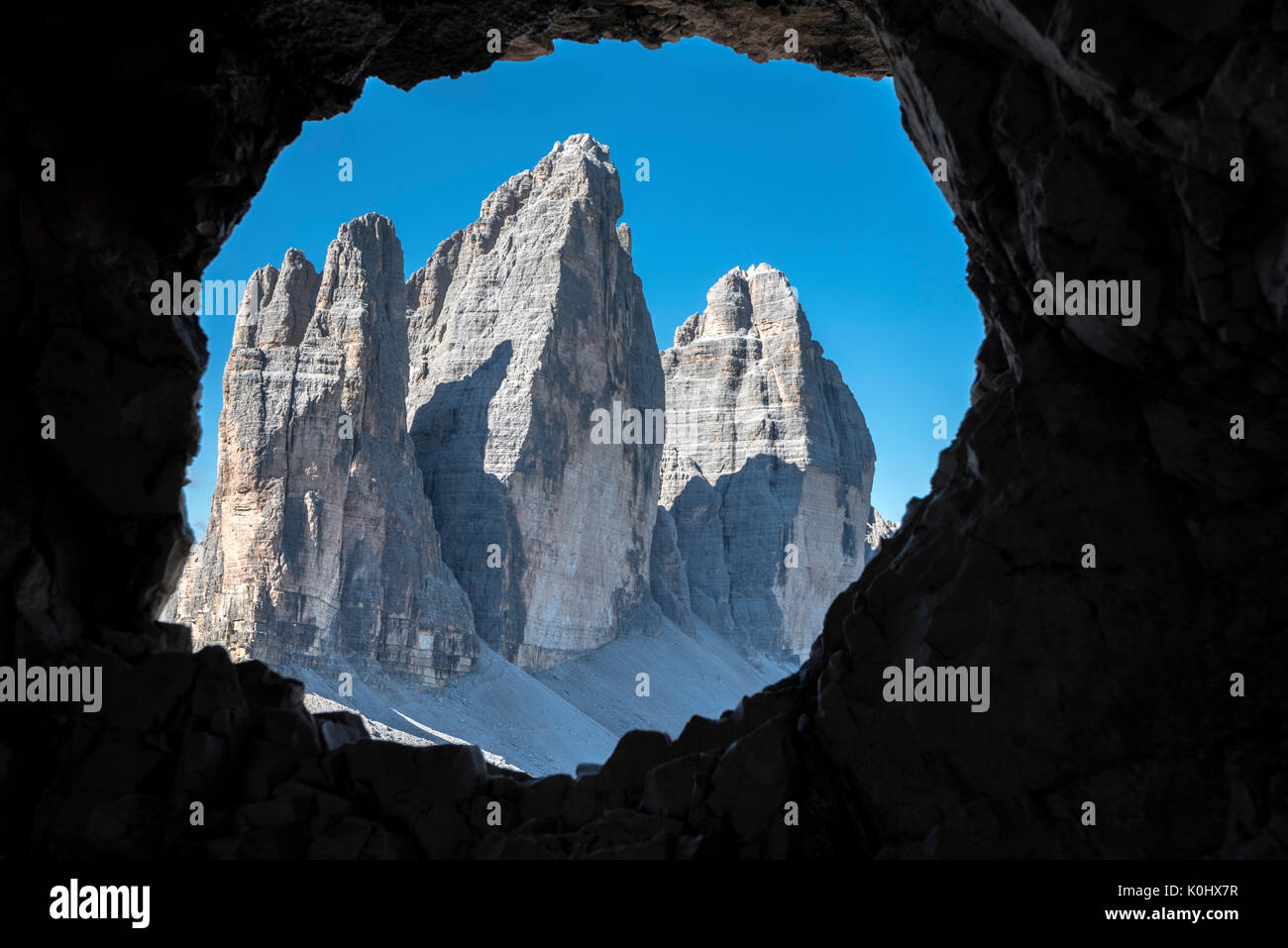 Di Sesto, Dolomiti, Alto Adige, provincia di Bolzano, Italia. Le Tre Cime di Lavaredo/Drei Zinnen attraverso una finestra di roccia dalla prima guerra mondiale Foto Stock