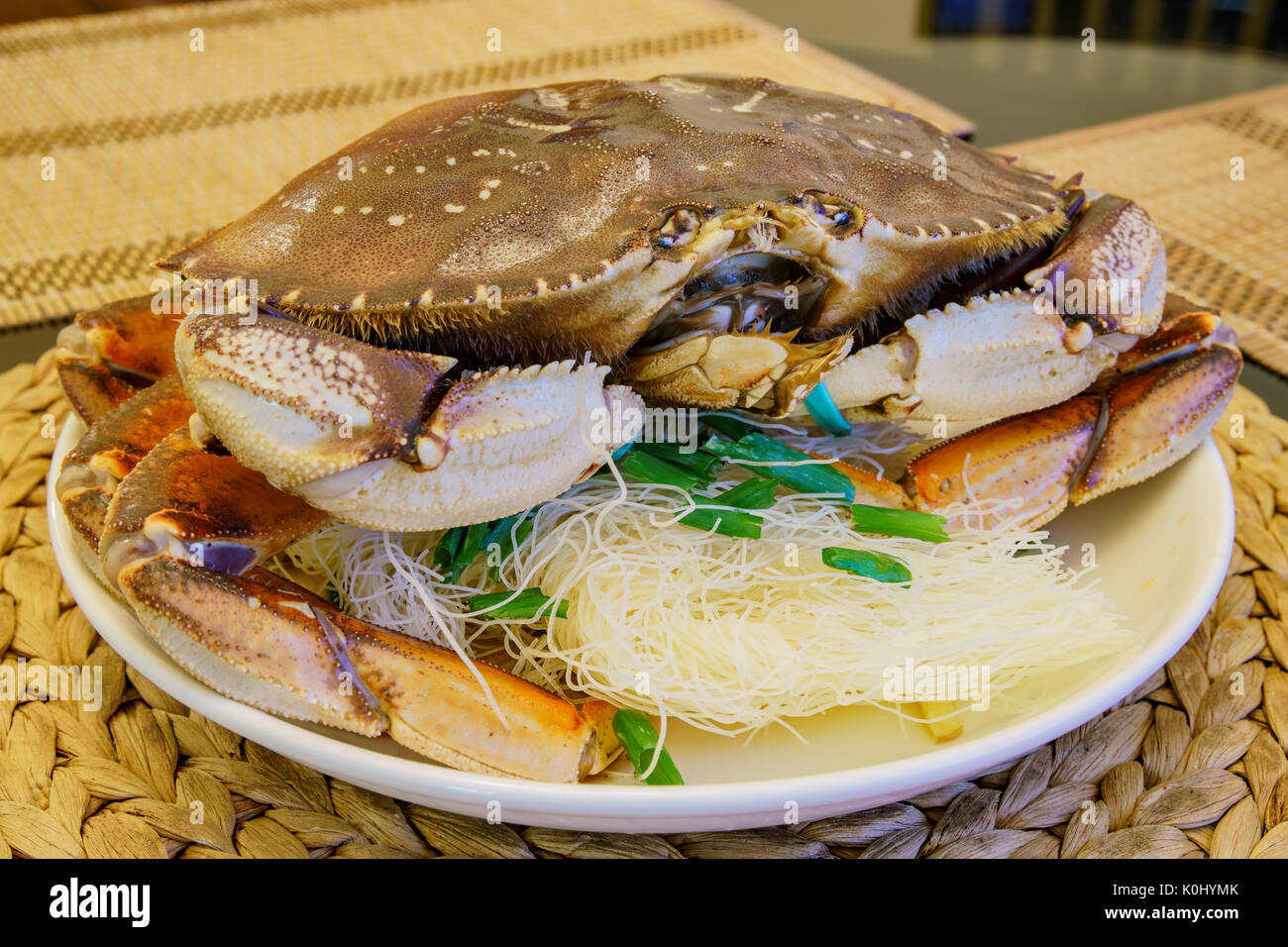 Dungeness crab con cipollotti e vetro noddles, è pronto per la cottura! Foto Stock