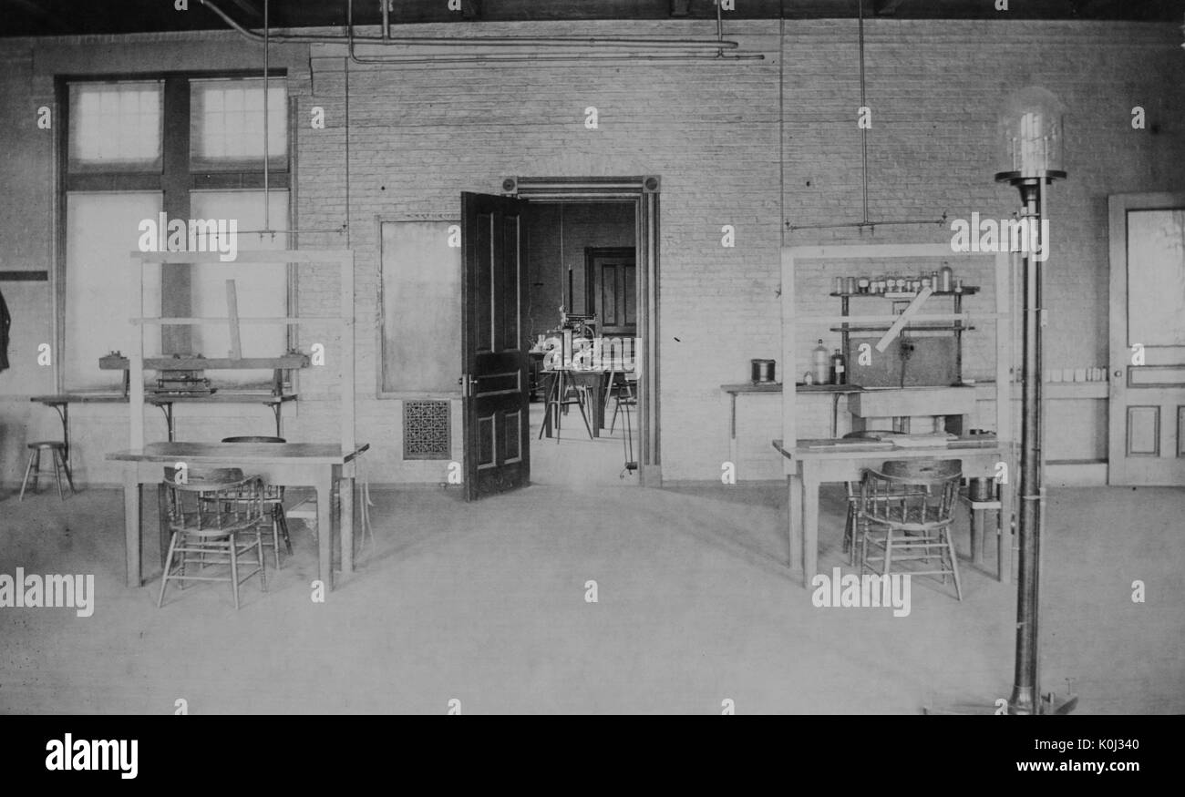 Fotografia della parte interna del laboratorio sulla sala di lettura nel vecchio edificio per laboratorio di Fisica, 1890. Foto Stock