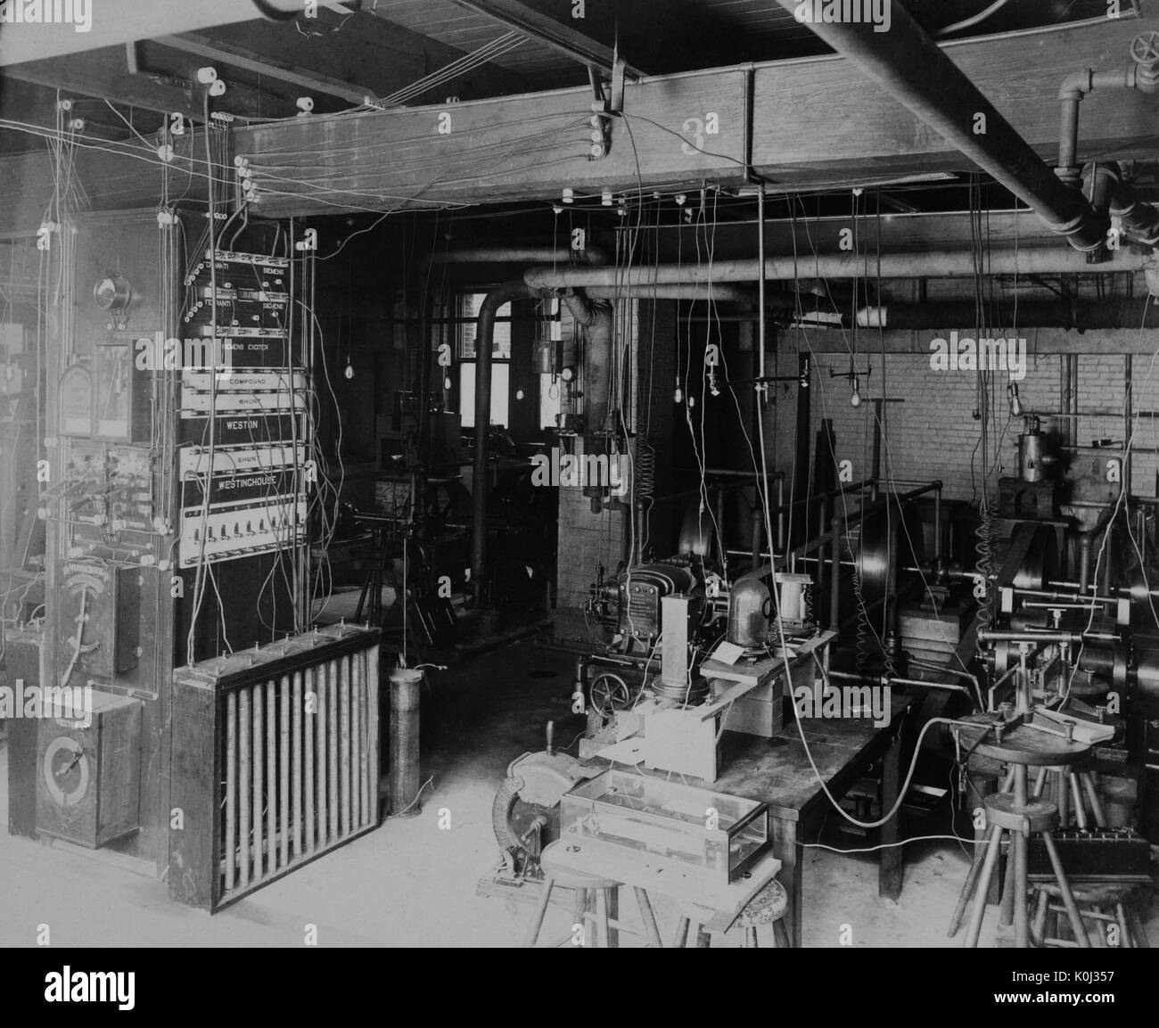 Interno della dinamo in camera Johns Hopkins University campus vecchio edificio di Fisica, 1890. Foto Stock