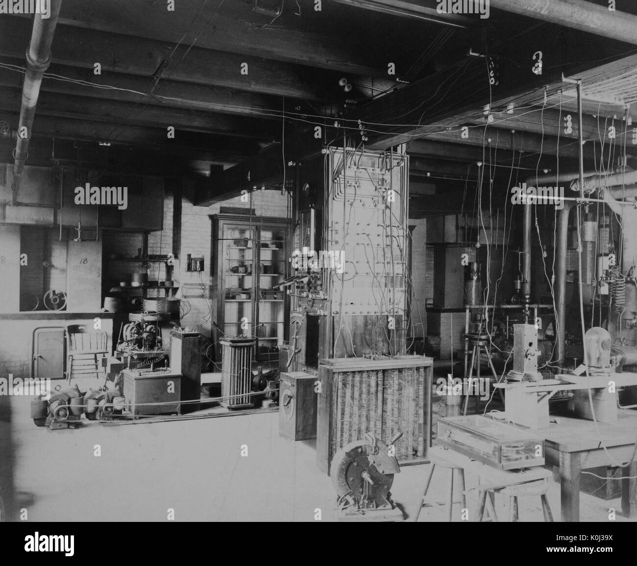 Immagine che mostra la parte interna della camera dinamo in Johns Hopkins University campus vecchio gabinetto di fisica edificio, 1890. Foto Stock