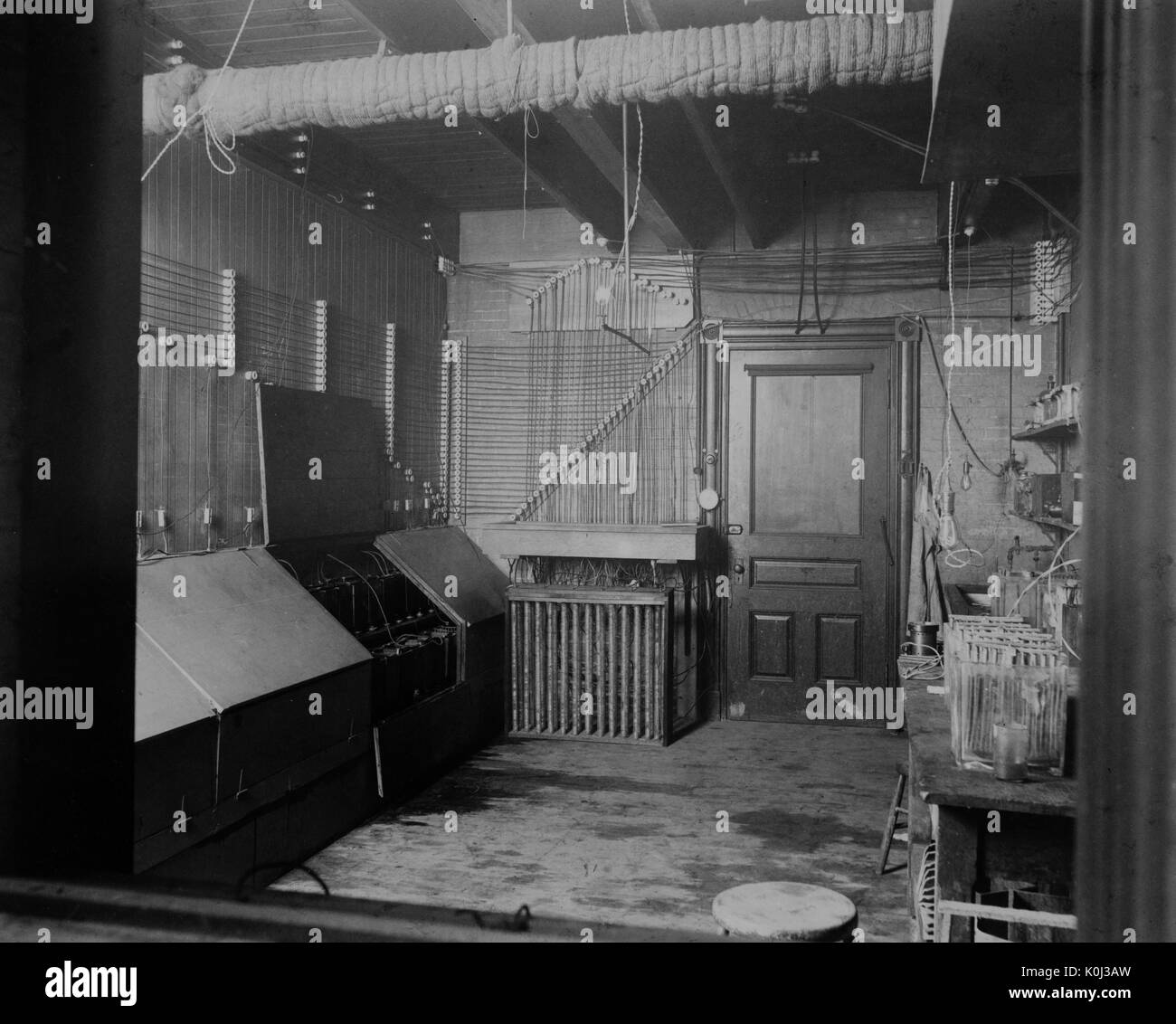 Immagine che mostra la parte interna della batteria di immagazzinamento in camera Johns Hopkins University campus vecchio gabinetto di fisica edificio, 1890. Foto Stock