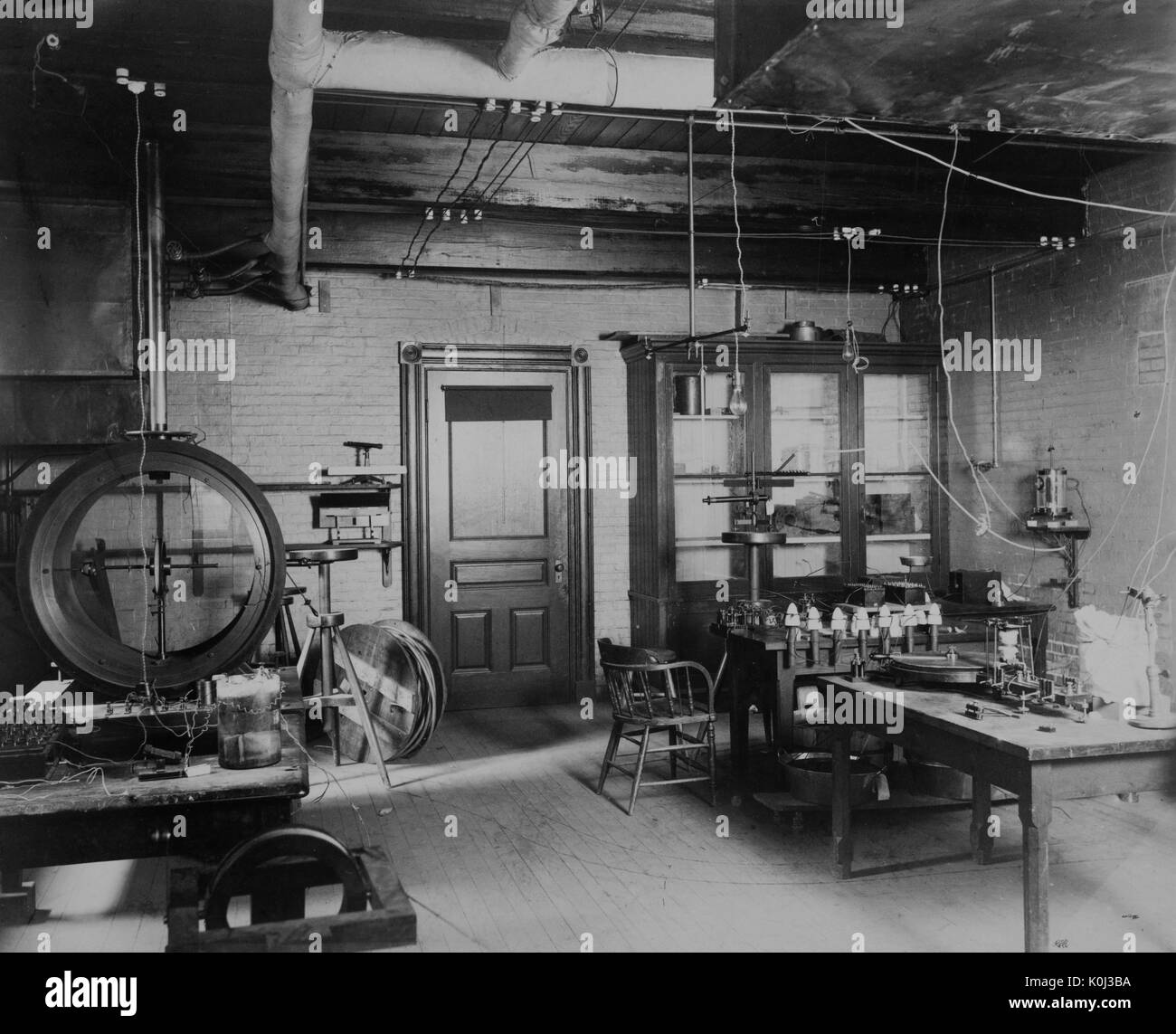 Fotografia della parte interna del galvanometro stanza della Johns Hopkins University campus vecchio gabinetto di fisica, 1890. Foto Stock