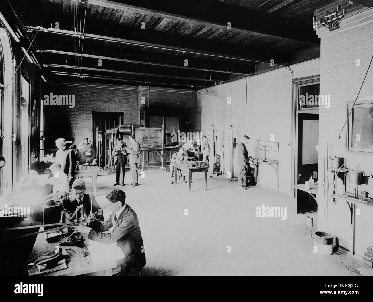 Gli studenti che lavorano nel laboratorio di fisica sul vecchio campus della Johns Hopkins University, 1890. Foto Stock