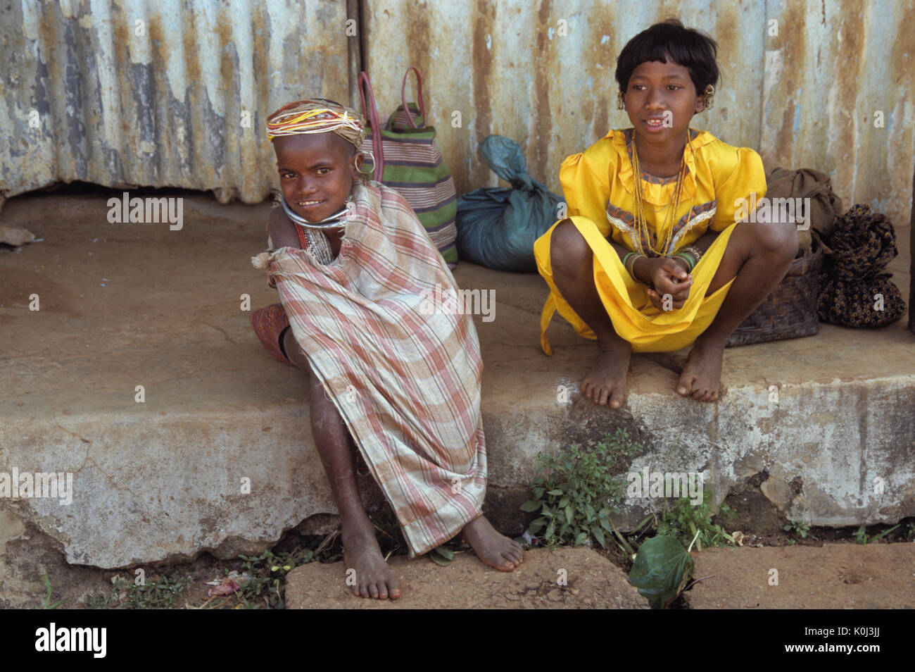 Le ragazze al settimanale mercato tribale, Onukudeloe, Odisha (Orissa), India. Ragazza sulla sinistra è di Bonda tribù. Foto Stock