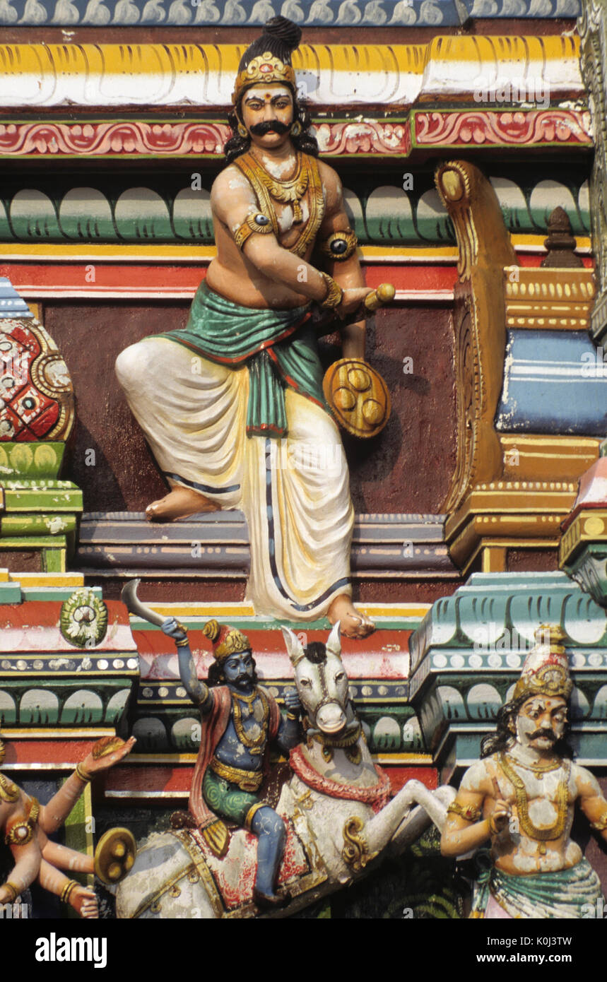 Le figure colorate sul tempio indù, Tamil Nadu, India Foto Stock