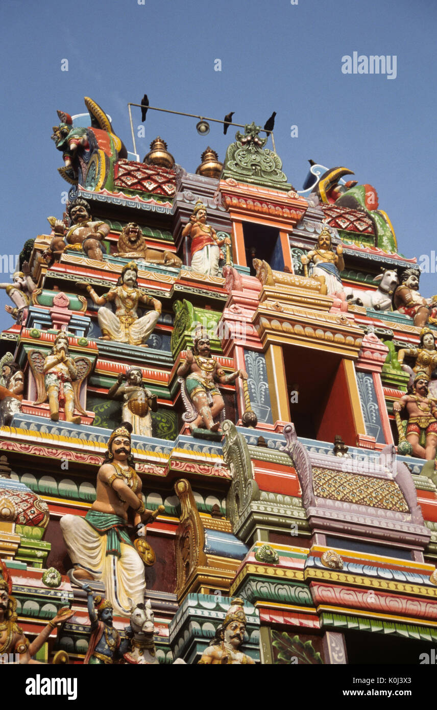 Le figure colorate sul tempio indù, Tamil Nadu, India Foto Stock
