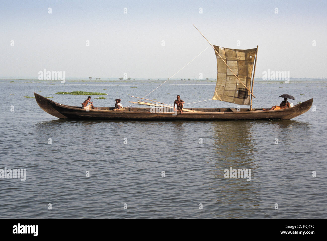 Primitiva barca a vela sul Lago Vembanad, Kerala, India Foto Stock
