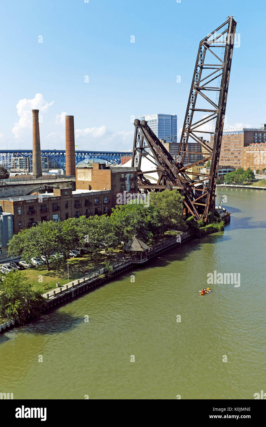 Il fiume Cuyahoga in Cleveland Ohio avvolge rustbelt infrastruttura di ponti, fumaioli e edifici industriali. Foto Stock