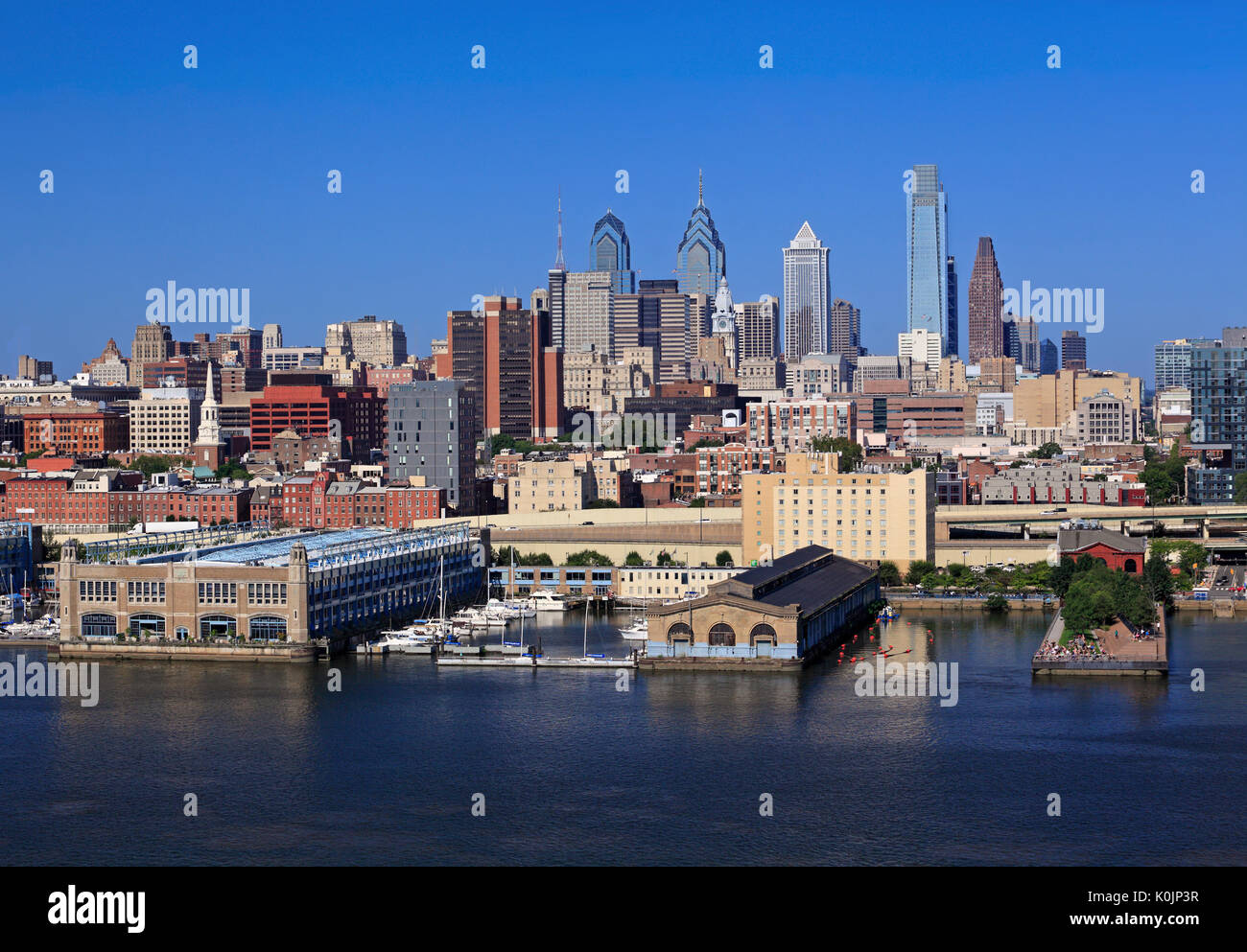 Lo skyline di Philadelphia e il Fiume Delaware, STATI UNITI D'AMERICA Foto Stock