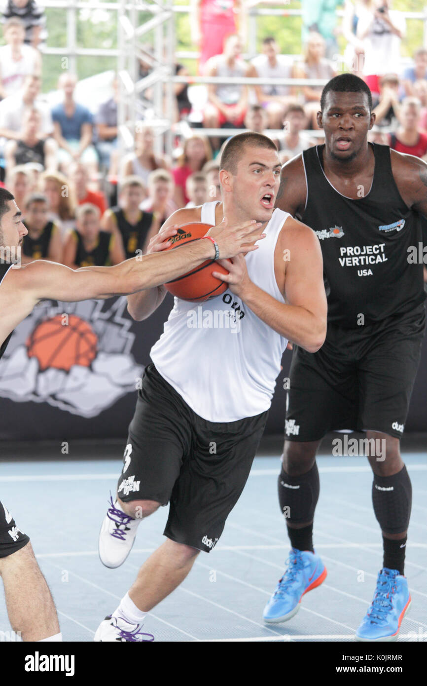 Mosca, Russia - 28 Luglio: Match 'Progetto' verticale, USA vs Olimp, Serbia durante International street basketball Cup 'Mosca apri' a Mosca, in Russia a Foto Stock