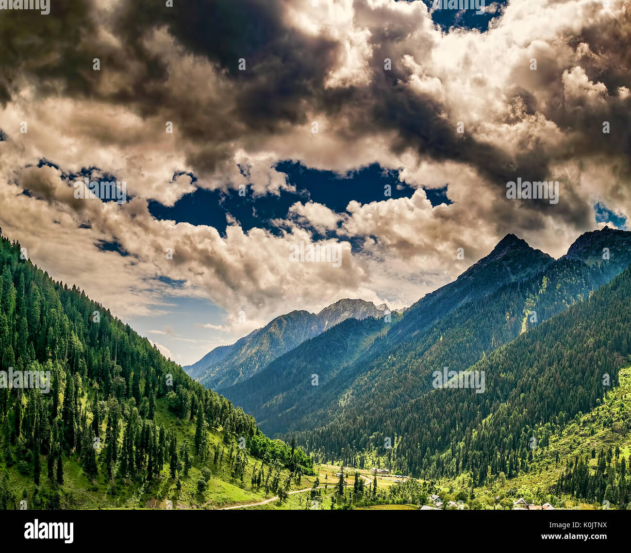 La bellezza mozzafiato della valle di Aru Anantnag nel distretto di Jammu e Kashmir in India. Foto Stock