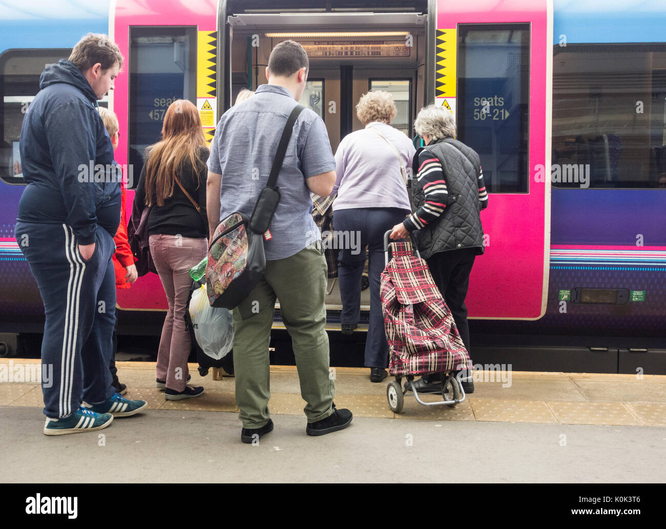 Persone imbarco Transpennine express train alla stazione di Middlesbrough. Regno Unito Foto Stock