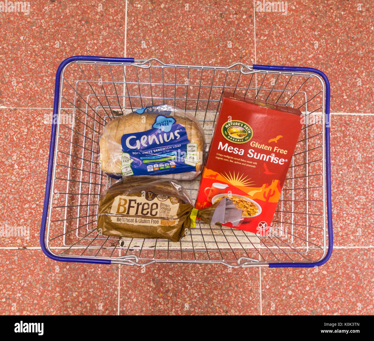 Senza glutine pane e cereali nel carrello nel supermercato Tesco. Regno Unito Foto Stock