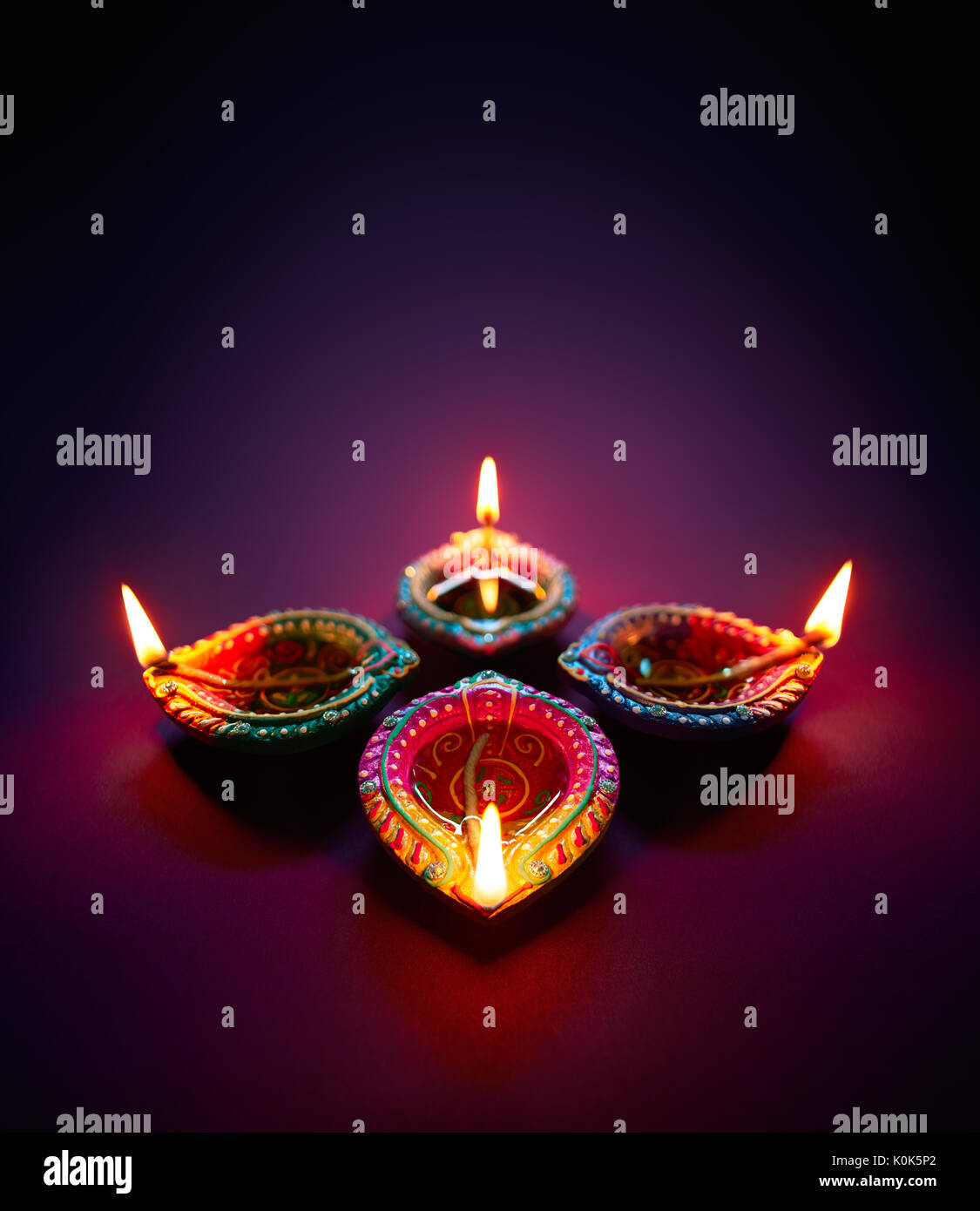 Argilla colorata diya lampade accese durante la celebrazione Diwali Foto Stock