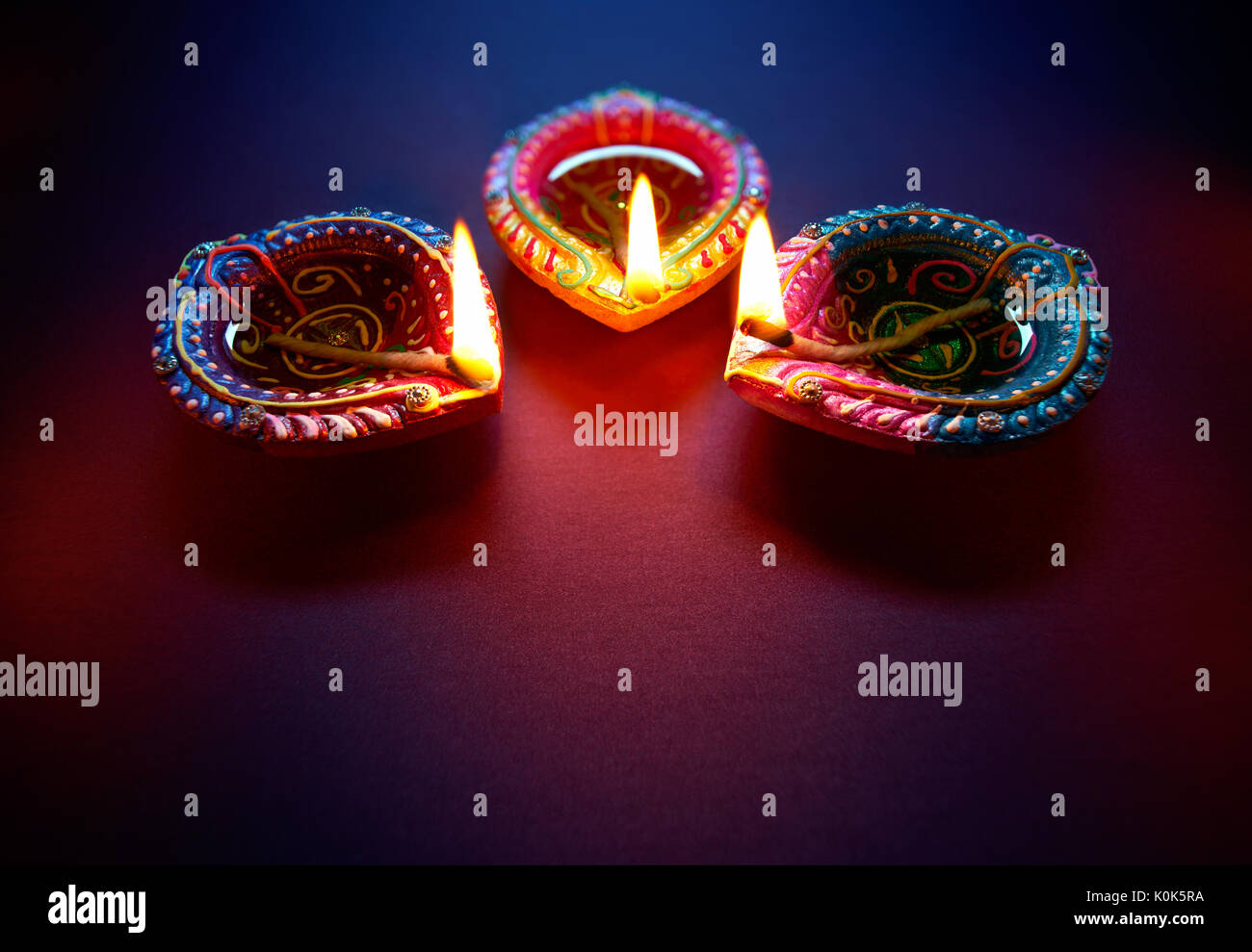Argilla colorata diya lampade accese durante la celebrazione Diwali Foto Stock