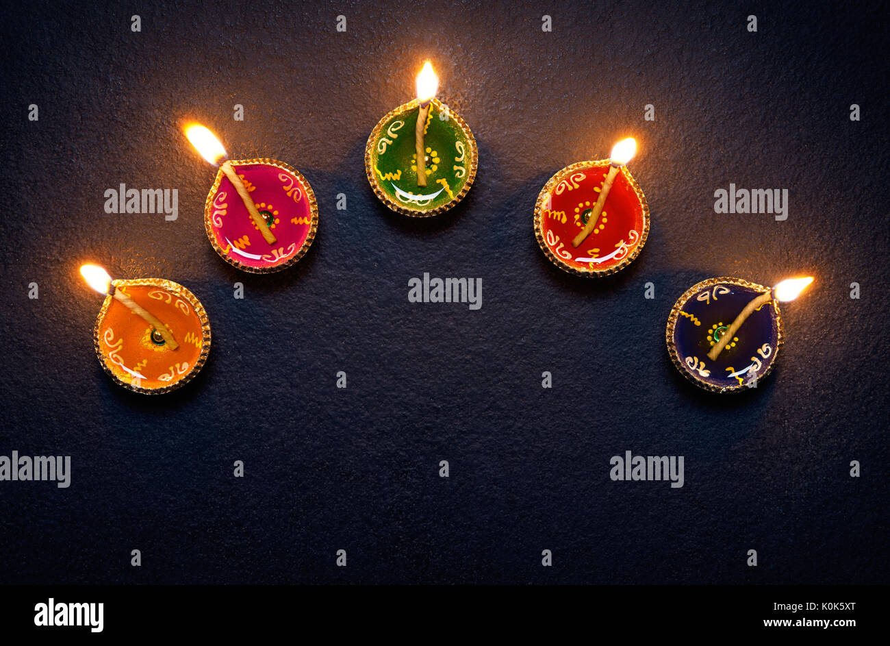 Argilla colorata diya lampade accese durante la celebrazione Diwali Foto Stock