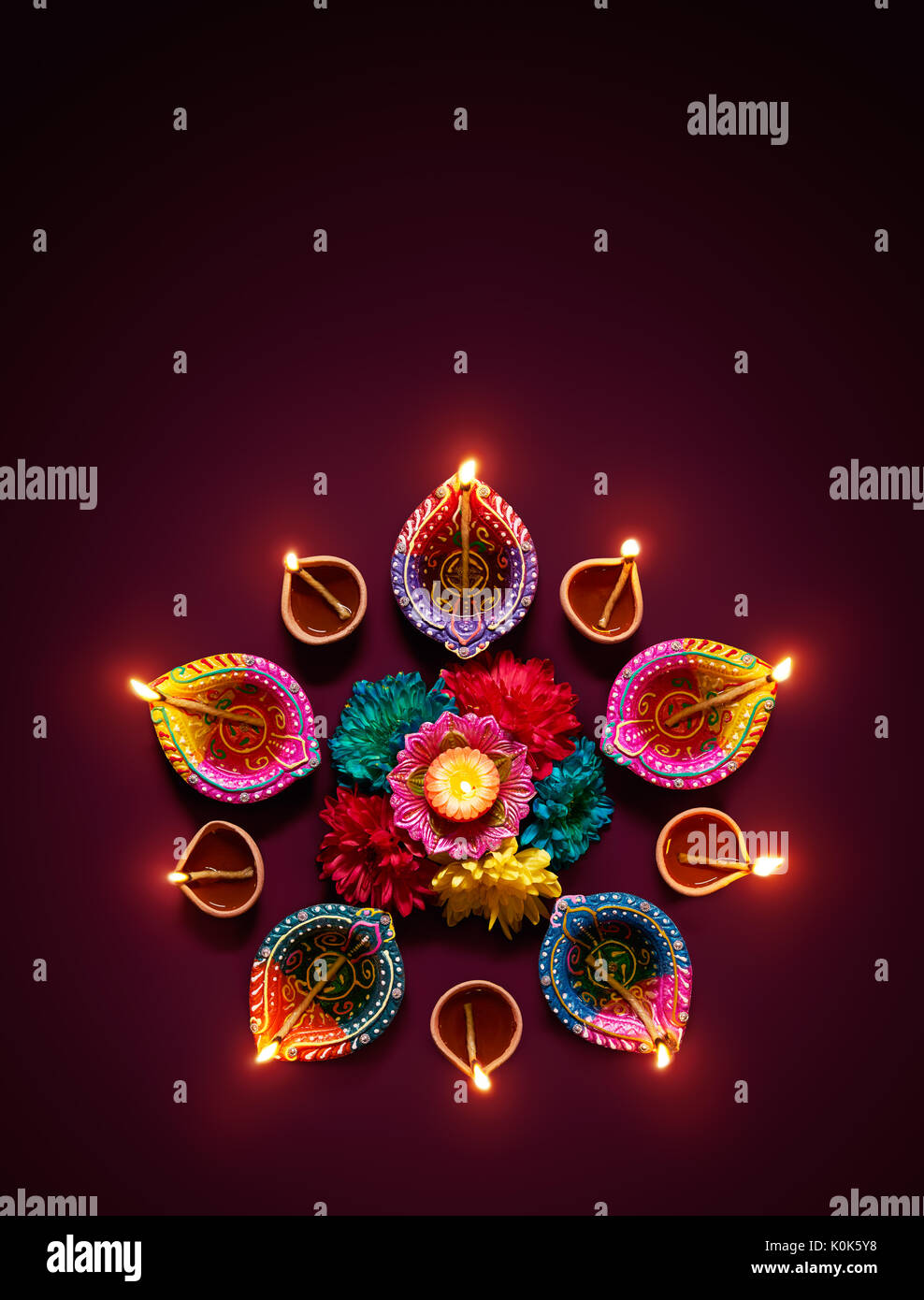 Diwali lampada a olio - argilla colorata diya lampade con fiori Foto Stock