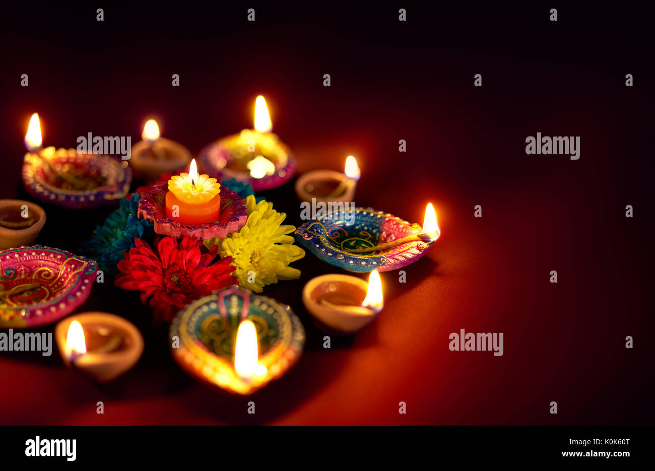 Diwali lampada a olio - argilla colorata diya lampade con fiori Foto Stock