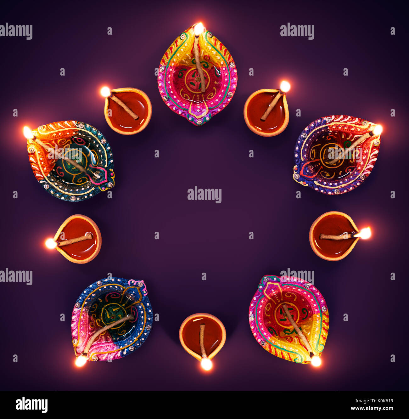 Felice Diwali - colorata diya lampade in un cerchio formazione Foto Stock