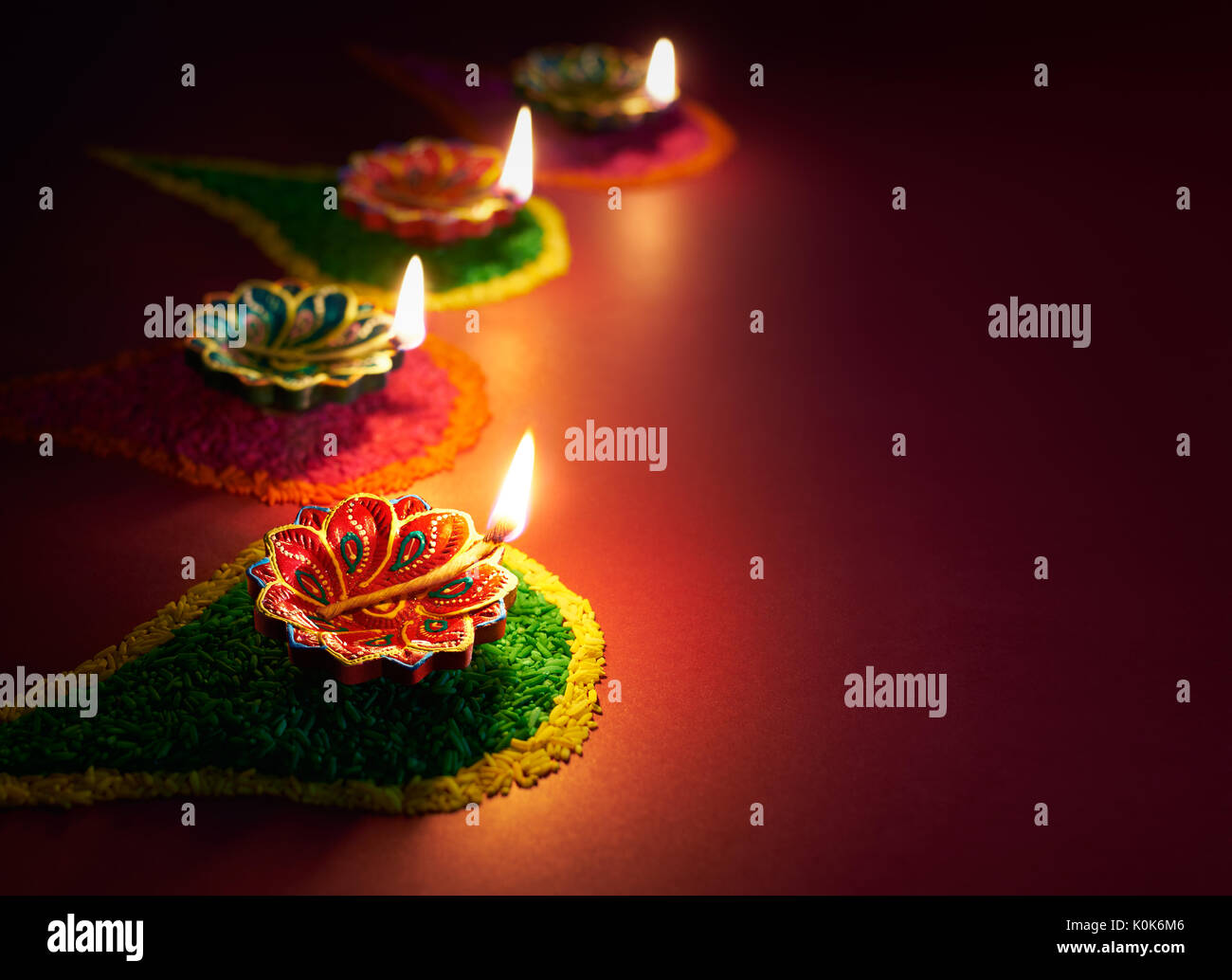 Diwali lampada a petrolio - Diya lampada accesa sulla colorata Rangoli Foto Stock