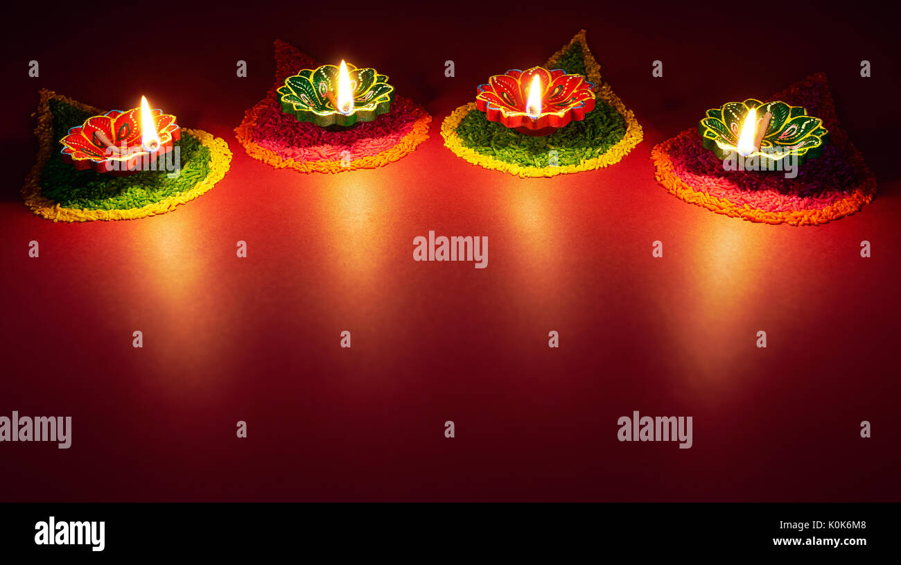 Diwali lampada a petrolio - Diya lampada accesa sulla colorata Rangoli Foto Stock