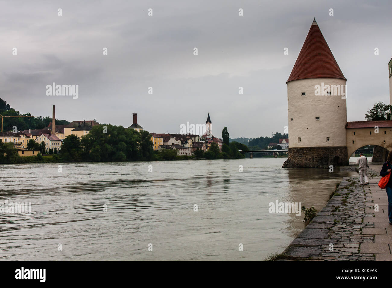 Un paesaggio urbano con torre Schaibling, Passau, Germania Foto Stock