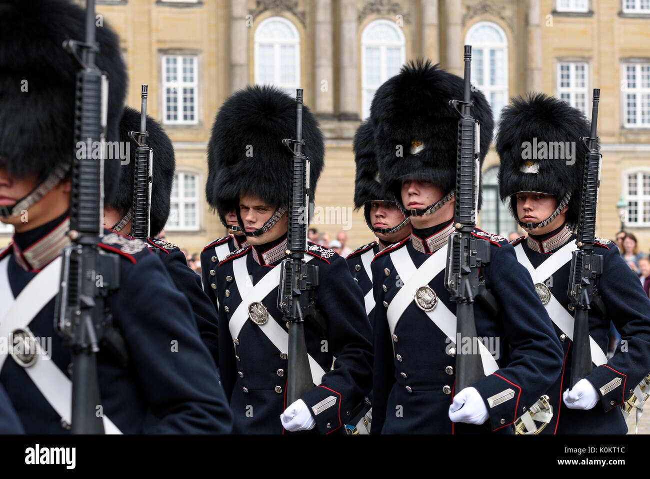 Copenhagen, Danimarca - 24 Luglio 2017: Cambio della guardia a Palazzo Amalienborg Square a Copenhagen, Danimarca Foto Stock