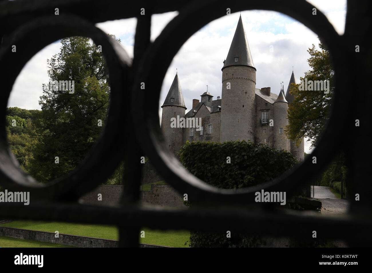 Situato in Celles, vicino a Dinant, il castello medievale di Veves. Dinant, Belgio. Foto Stock