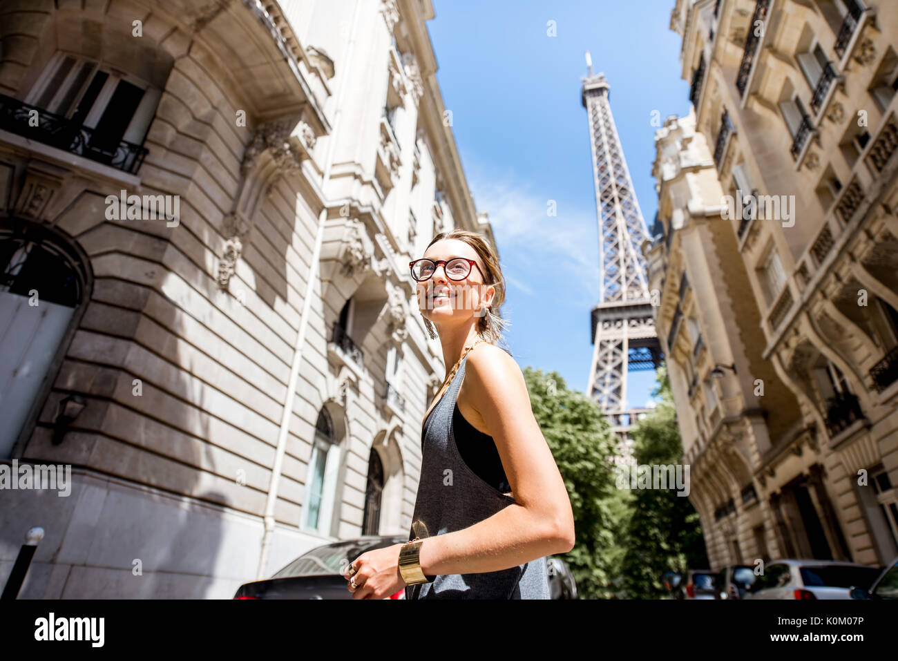 Donna che cammina a Parigi Foto Stock