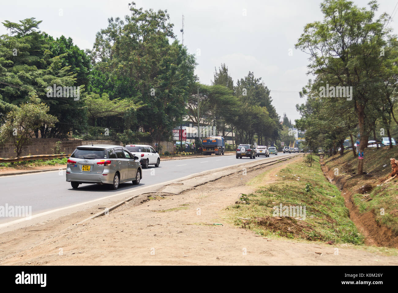 Guida di veicoli in modo Waiyaki verso Nairobi, Kenya Foto Stock