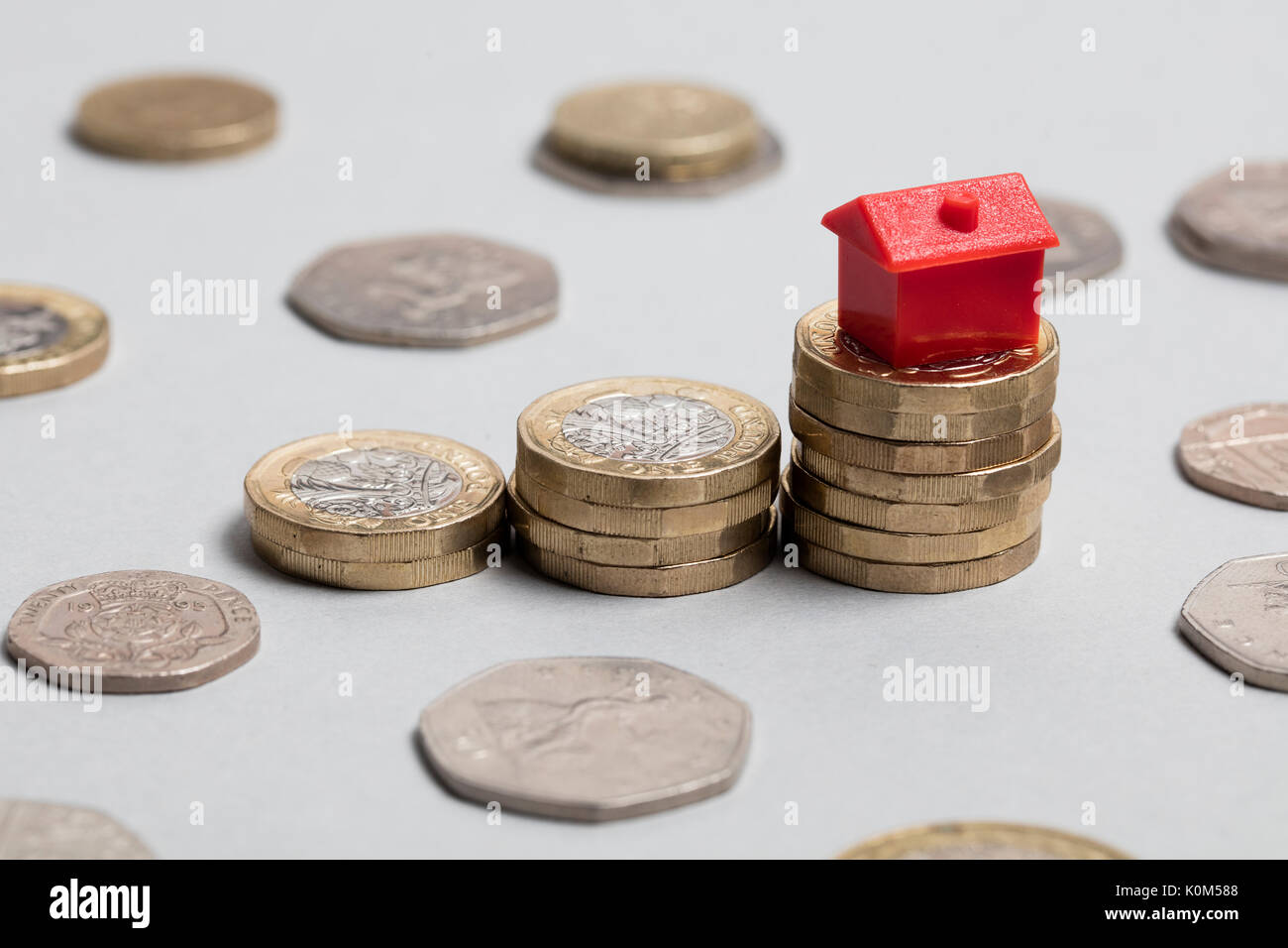 Costo di alloggiamento. Casa Rossa con la valuta britannica Foto Stock
