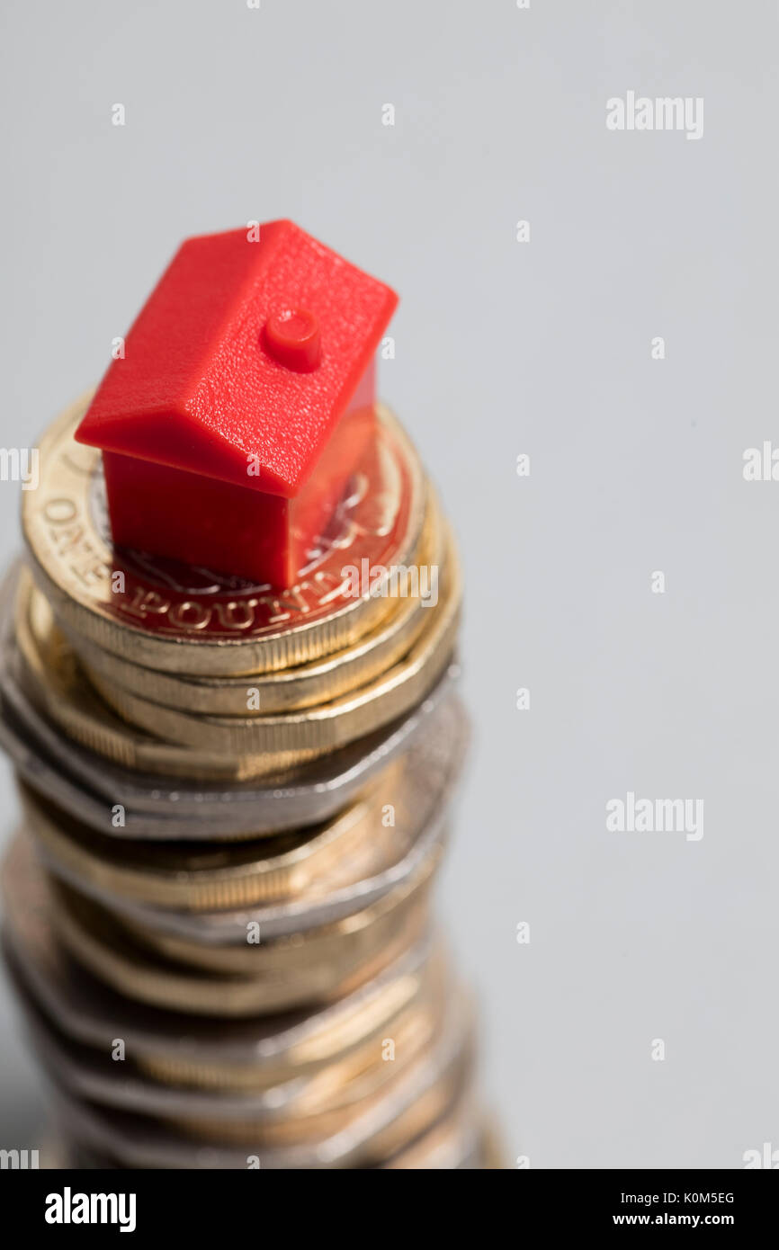 Costo di alloggiamento. Casa Rossa con la valuta britannica Foto Stock
