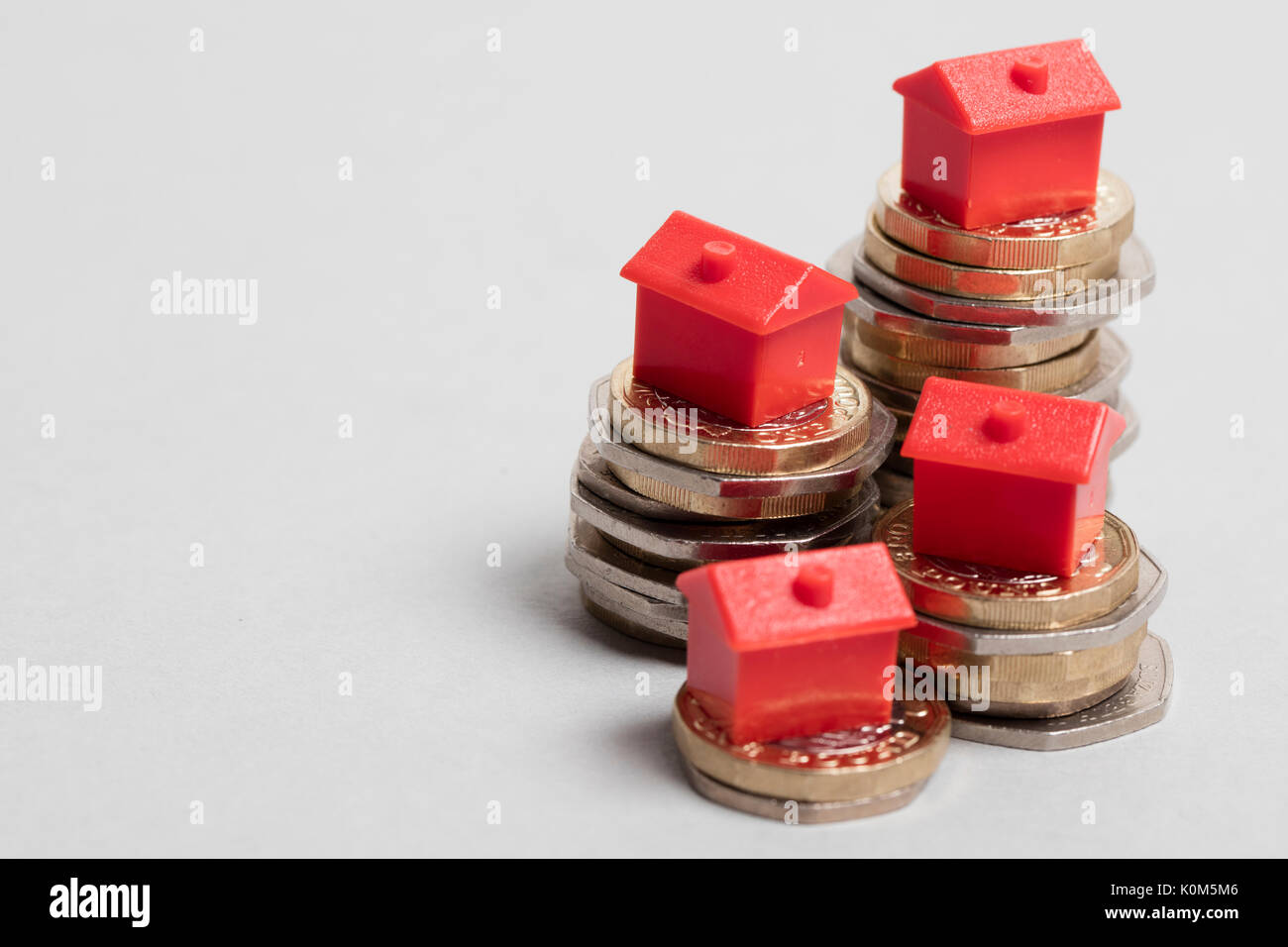 Costo di alloggiamento. Casa Rossa con la valuta britannica Foto Stock