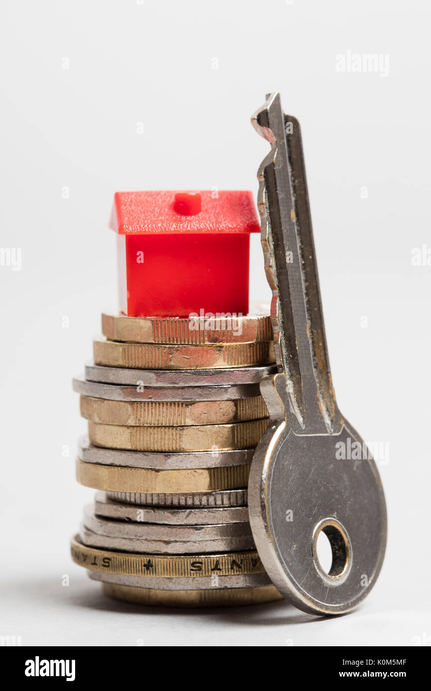 Costo di alloggiamento. Casa Rossa con la valuta britannica Foto Stock