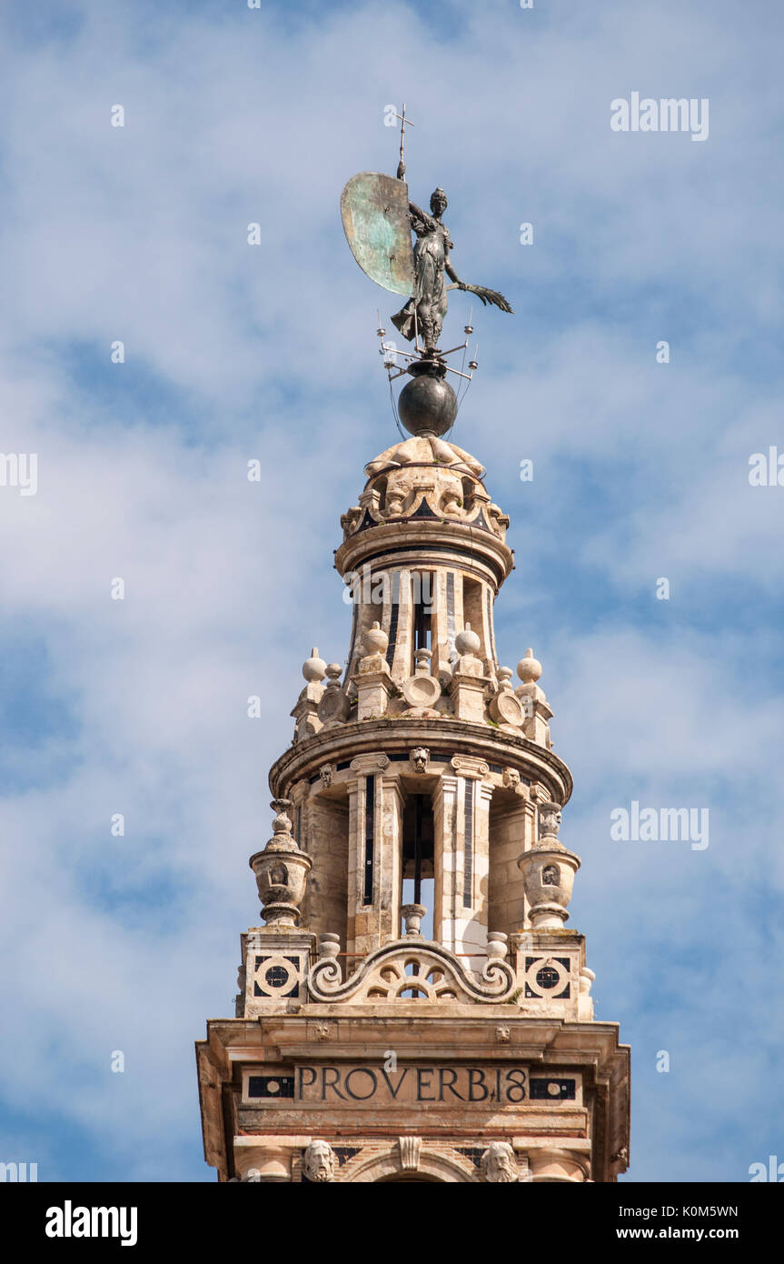 La Giralda, la torre campanaria della cattedrale di Siviglia costruito come il minareto nel periodo di moresco con uno stile rinascimentale top aggiunto dopo i Musulmani espulsione Foto Stock