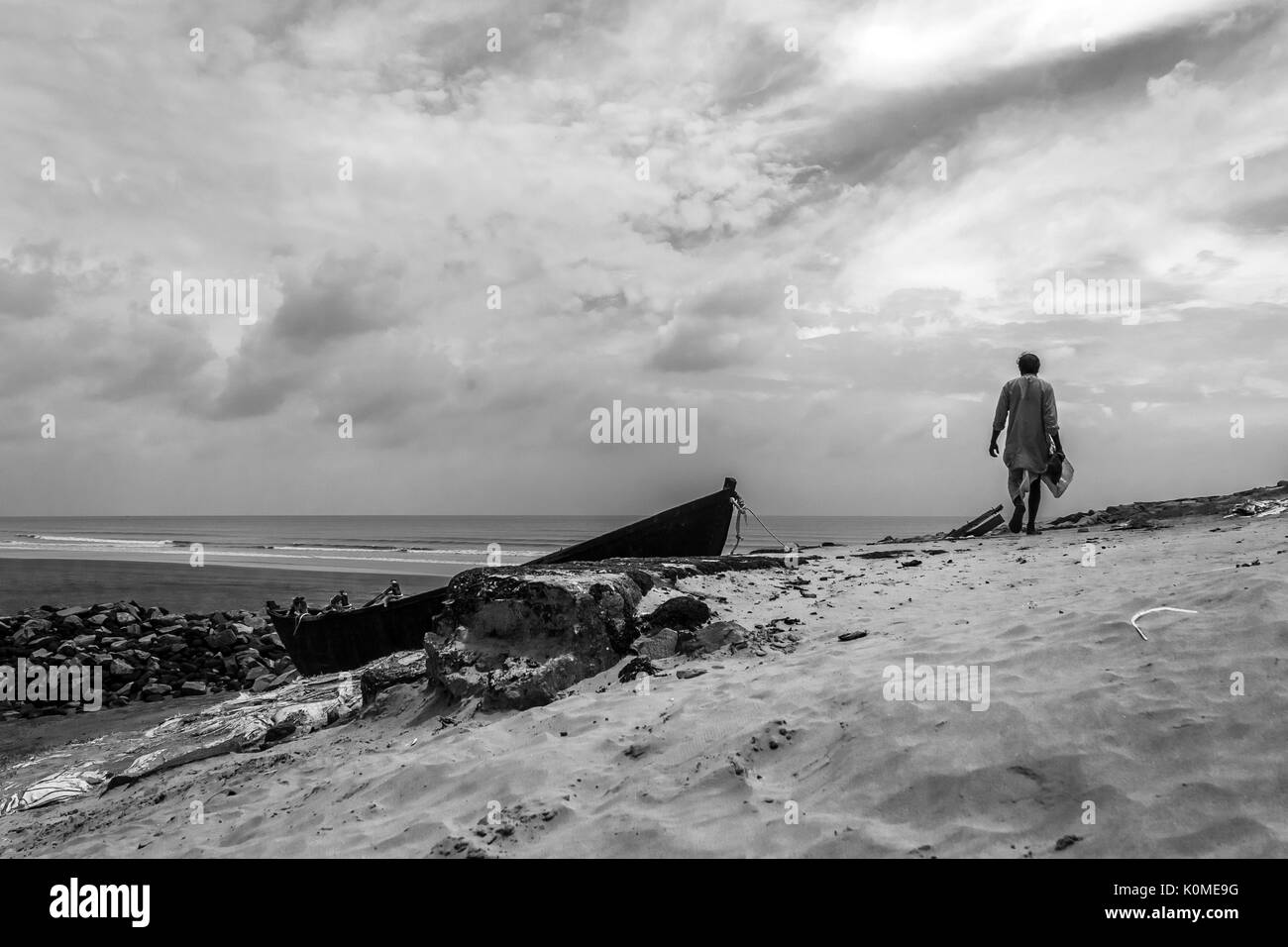 L'uomo cammina verso il vasto paesaggio, digha beach, Calcutta, West Bengal, India, Asia Foto Stock