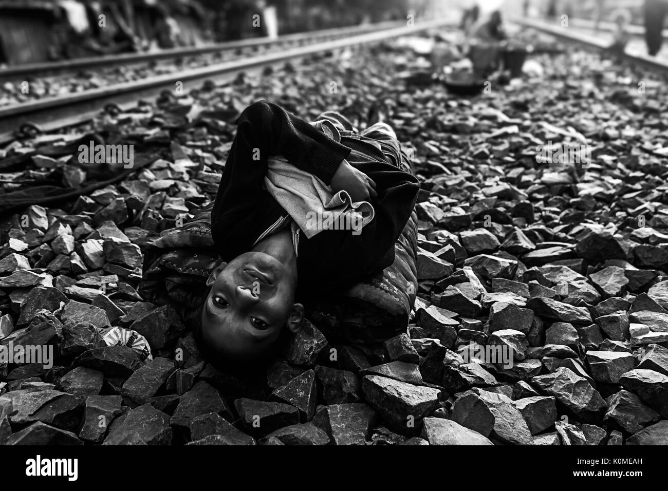 Ragazzo dormiva sul binario ferroviario, Calcutta, West Bengal, India, Asia Foto Stock