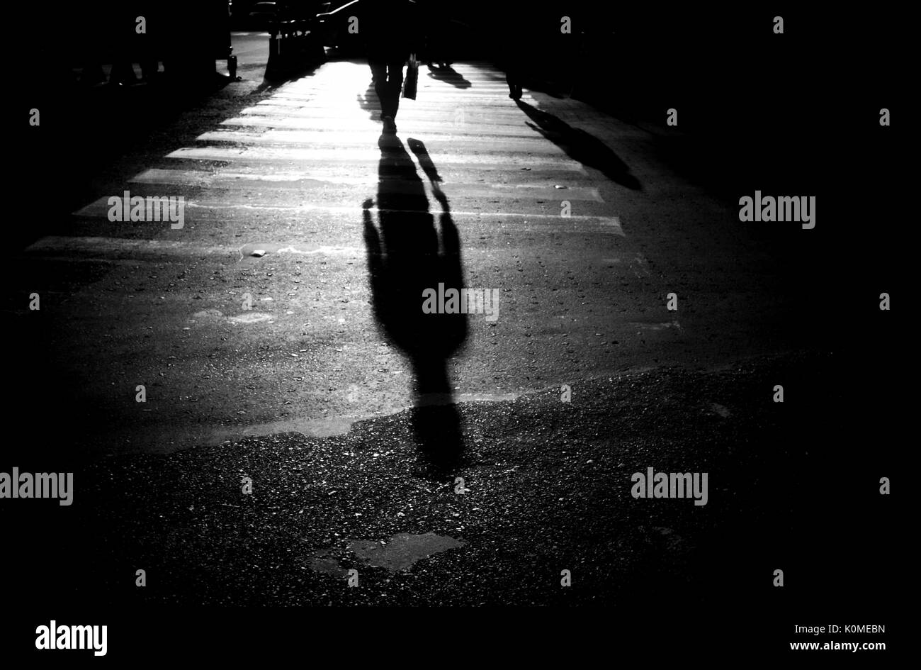 Uomo ombra sulla strada del passo, Calcutta, West Bengal, India, Asia Foto Stock