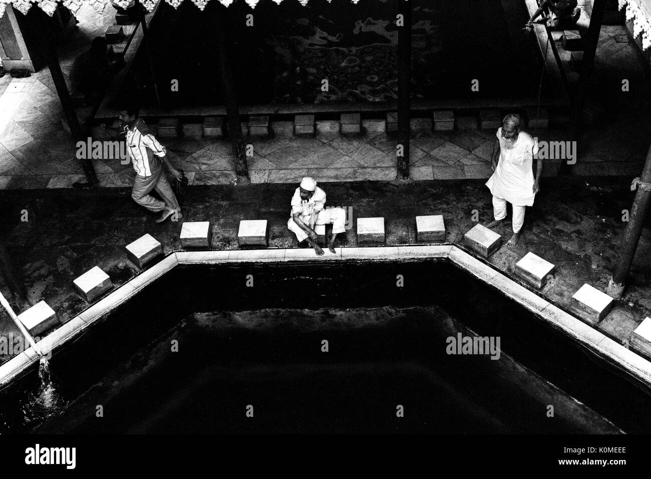 La gente vicino stagno all'interno della Moschea Nakhoda, Calcutta, West Bengal, India, Asia Foto Stock